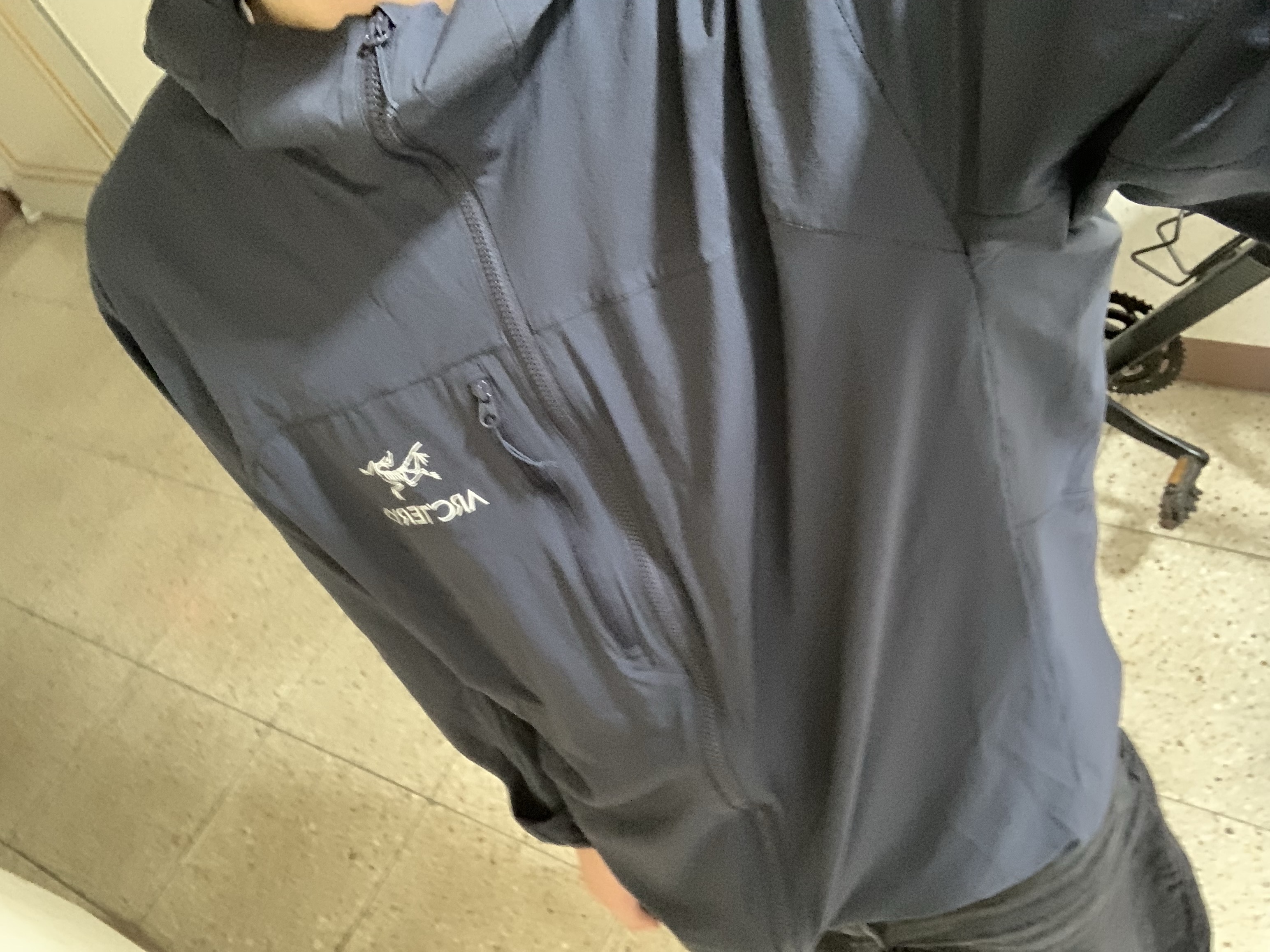 Arc'teryx Squamish Hoody Black Sapphire 착용 스타일
