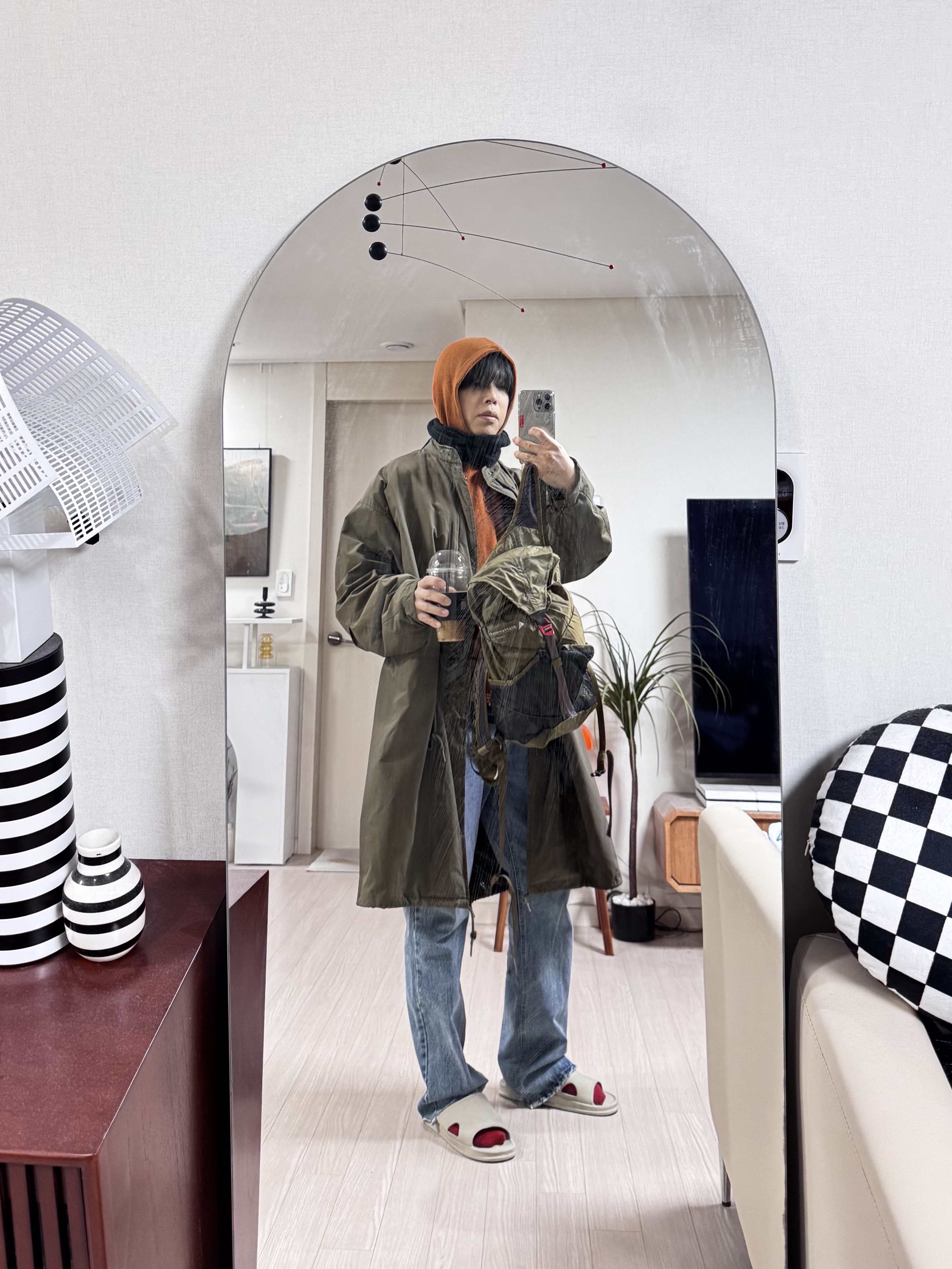 Klattermusen Tjalve 2.0 10L Backpack Olive 착용 스타일 - 2