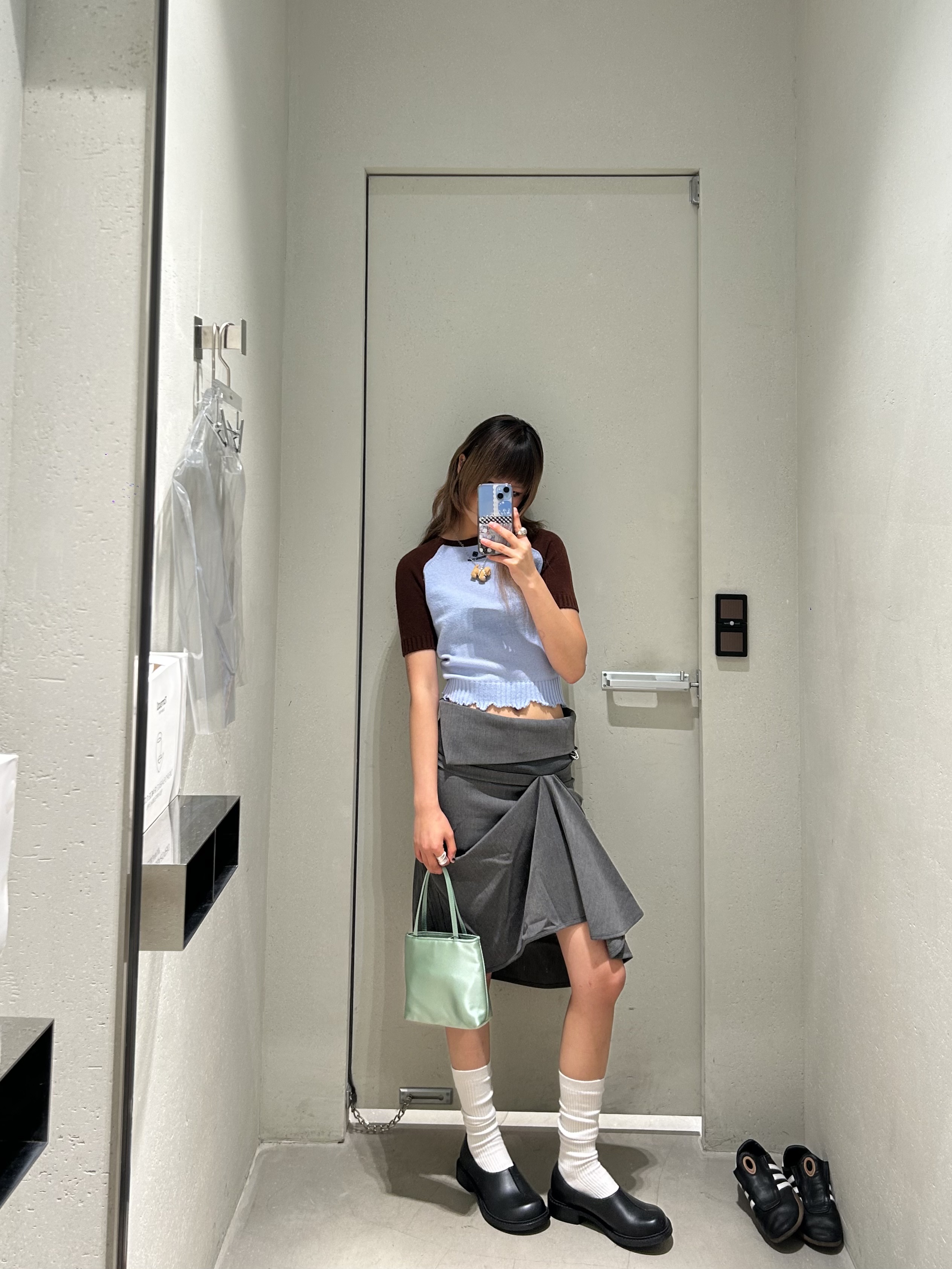 Shushu/Tong Women Color Block Raw Edge Short Sleeve Knit Top Blue - 26SS, Ulika Sanctus Women Brace Unbalance Skirt Charcoal - 25FW 착용 스타일 - 1