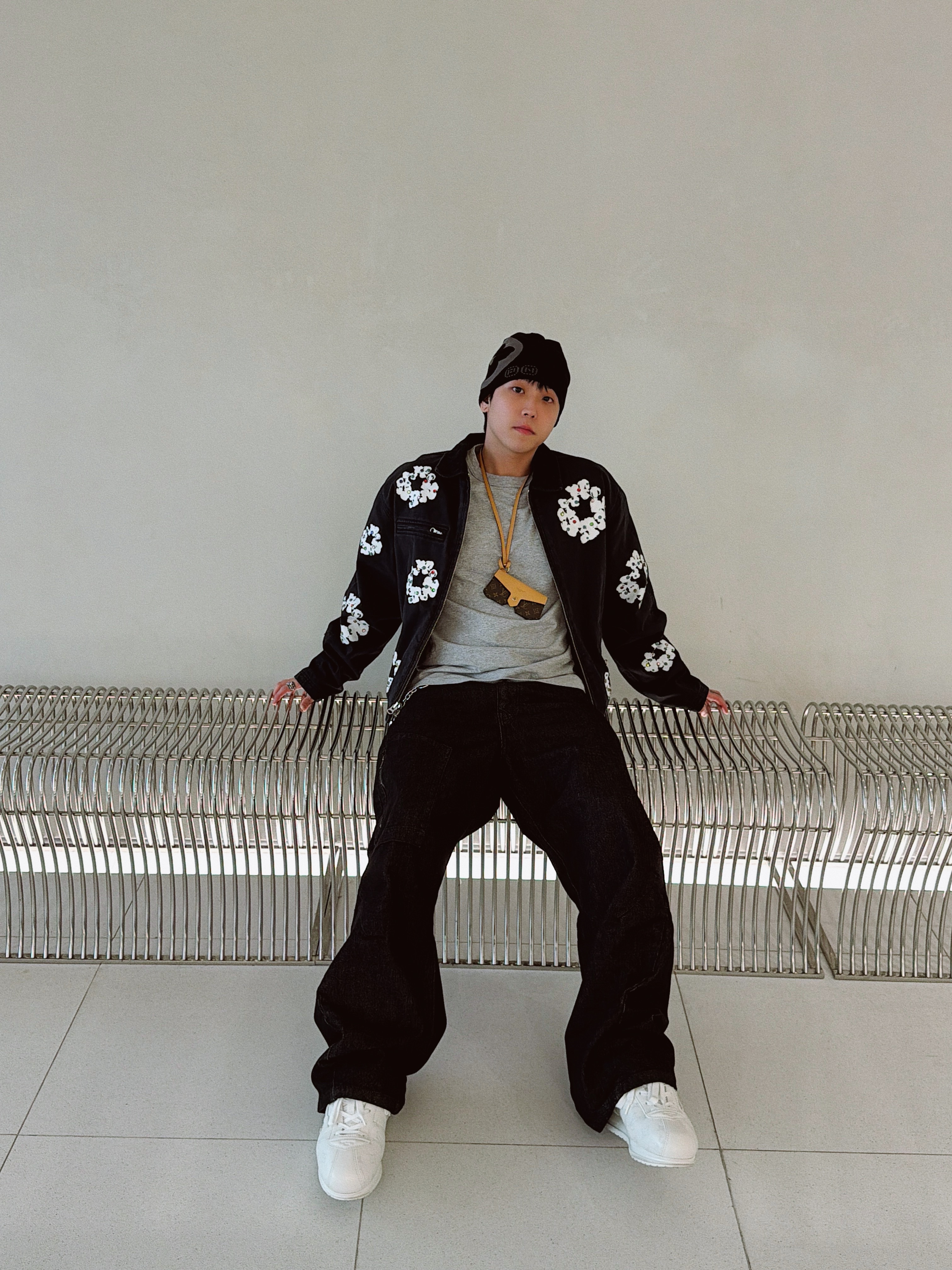 Louis Vuitton LV Fit Monogram Beanie Black, Sundayoffclub Montmartre Cross Moneyclip Chain Antique Silver 착용 스타일 - 6