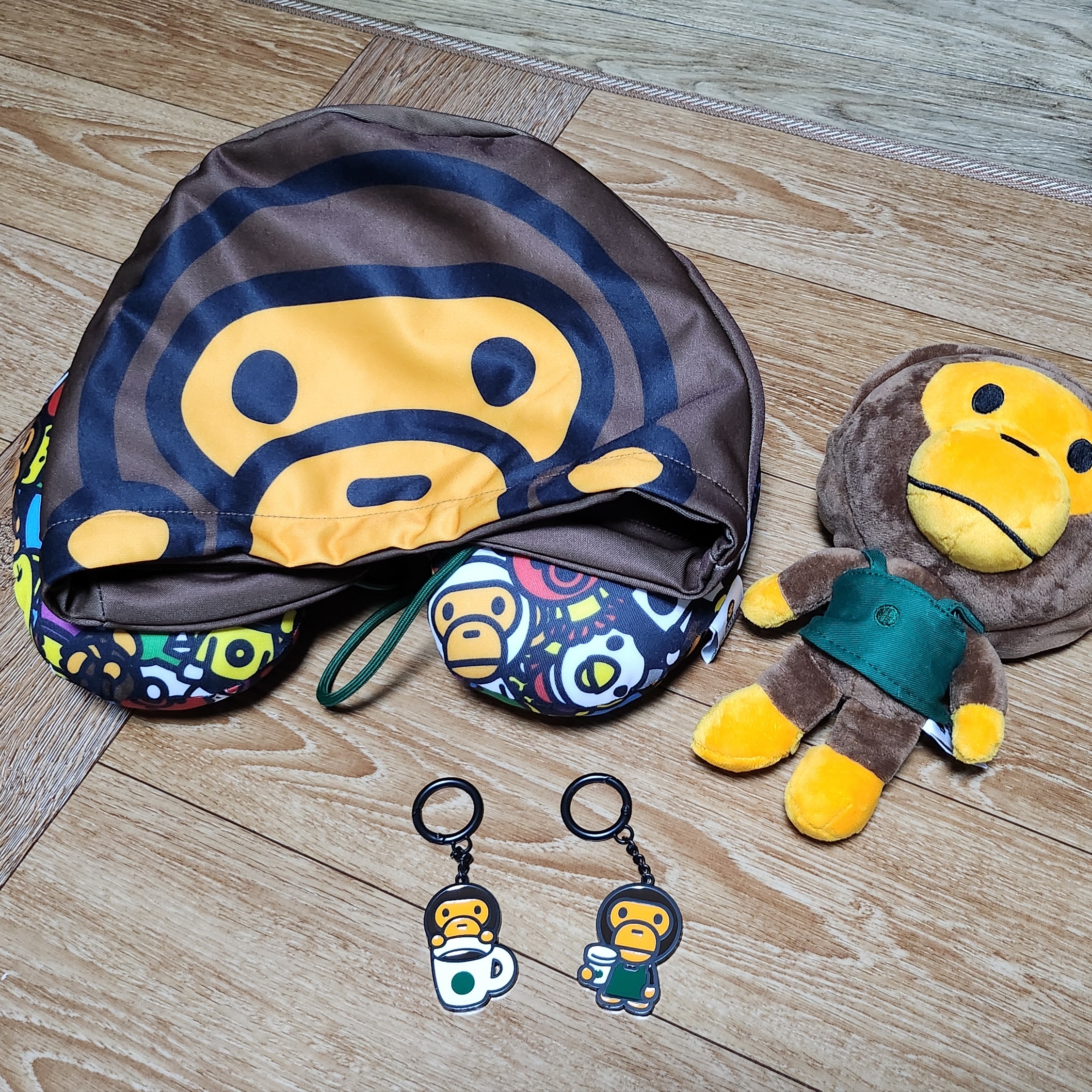 Starbucks x BAPE Baby Milo Neck Pillow, Starbucks x BAPE Baby Milo Foldable Bag 착용 스타일 - 1