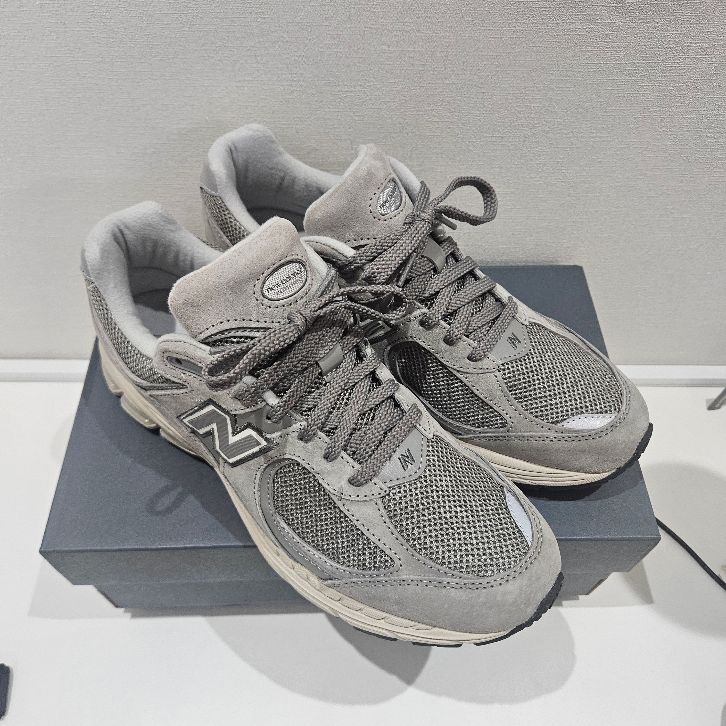 New Balance 2002R Grey 착용 스타일