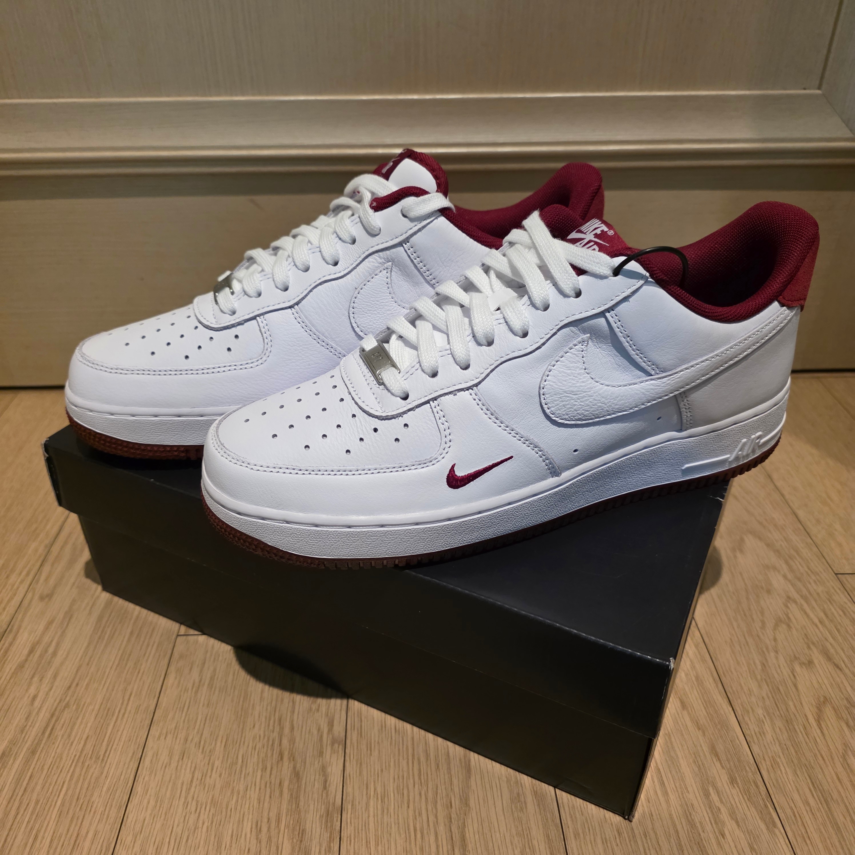 Nike Air Force 1 Low '07 LV8 White Team Red 착용 스타일