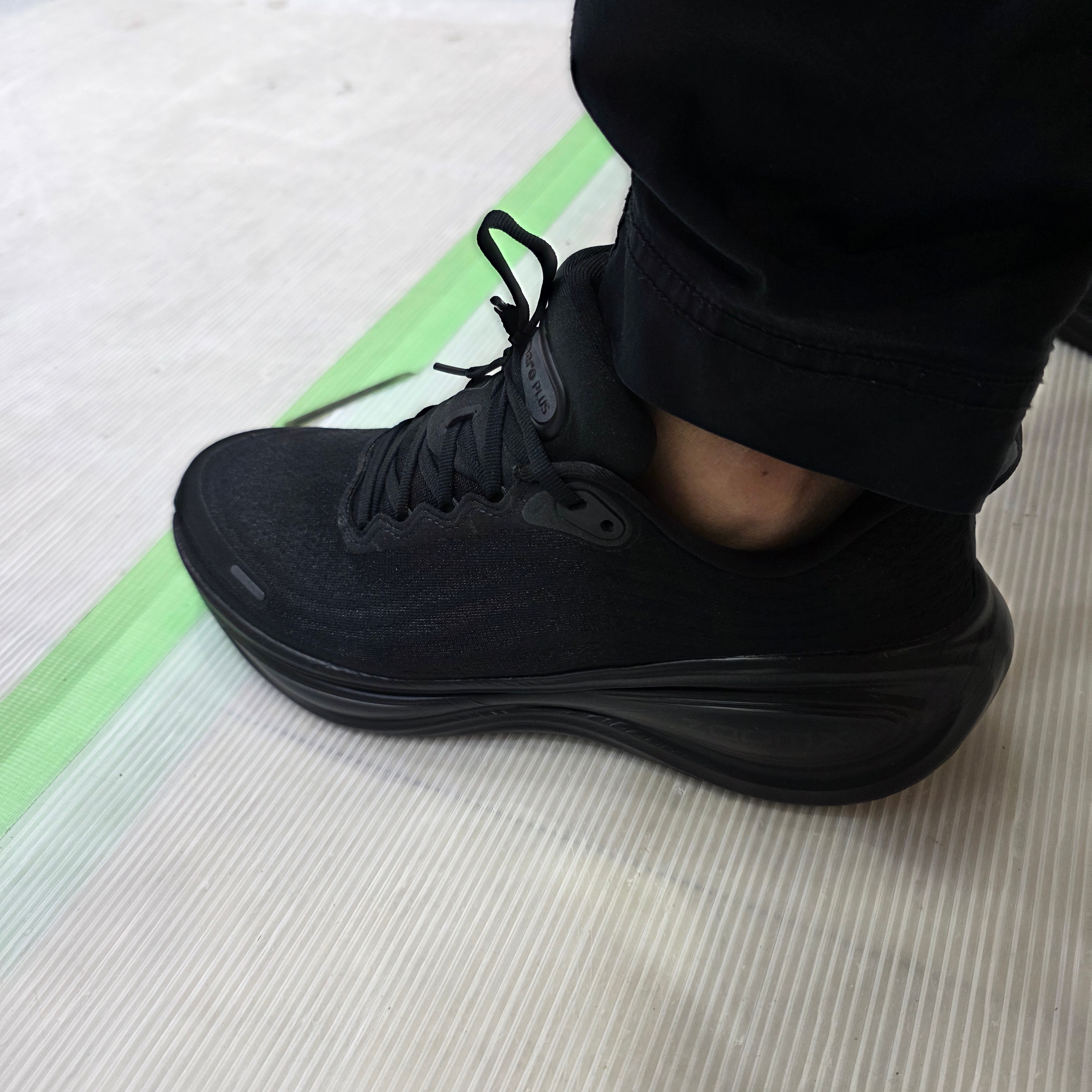 NIke Vomero Plus Black Anthracite 착용 스타일 - 1