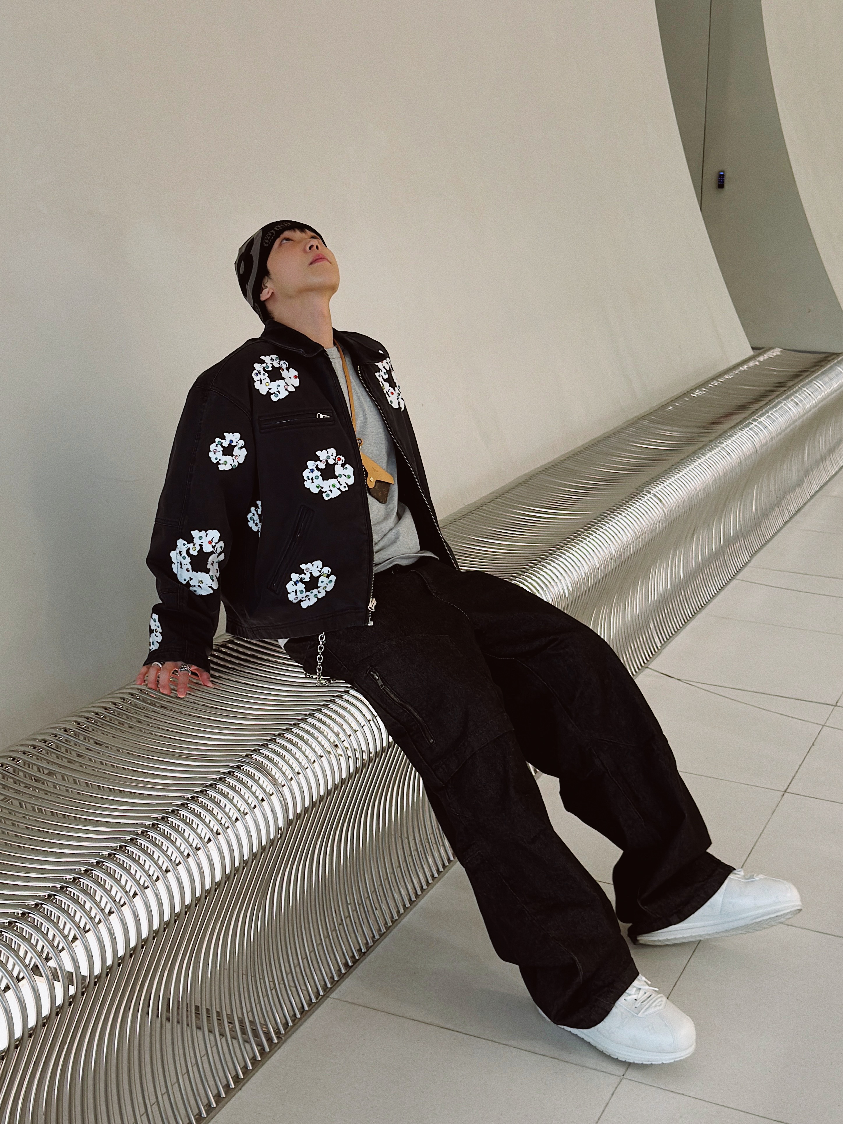 Louis Vuitton LV Fit Monogram Beanie Black, Sundayoffclub Montmartre Cross Moneyclip Chain Antique Silver 착용 스타일 - 5