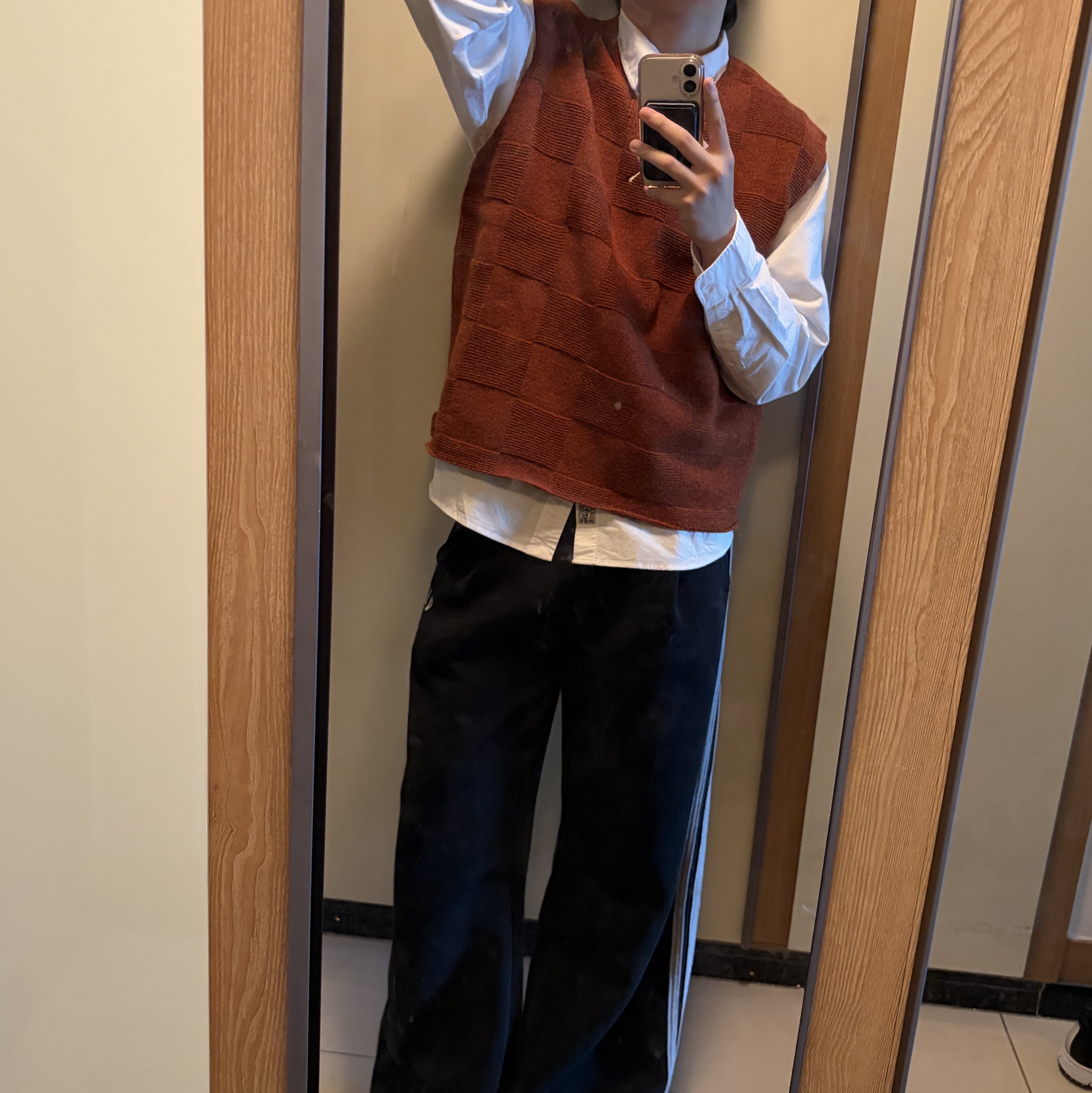 IAB Studio x Delicious in Dungeon Chilchuck Knit Vest Brown 착용 스타일 - 1