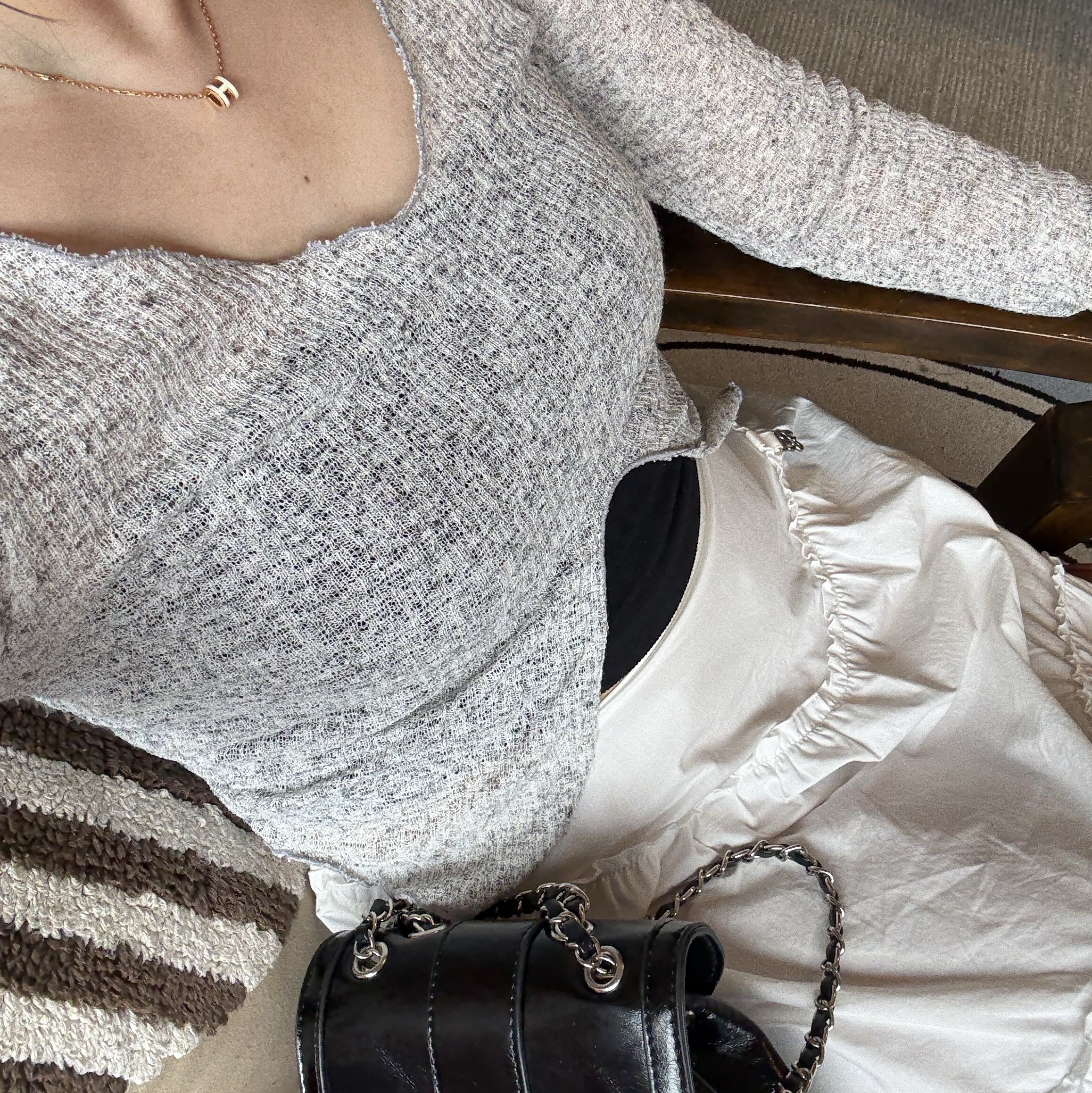 Cardinal Red Hawoo-A Bag Black, (W) Glowny Rodeo Tiered Ruffle Skirt White 착용 스타일