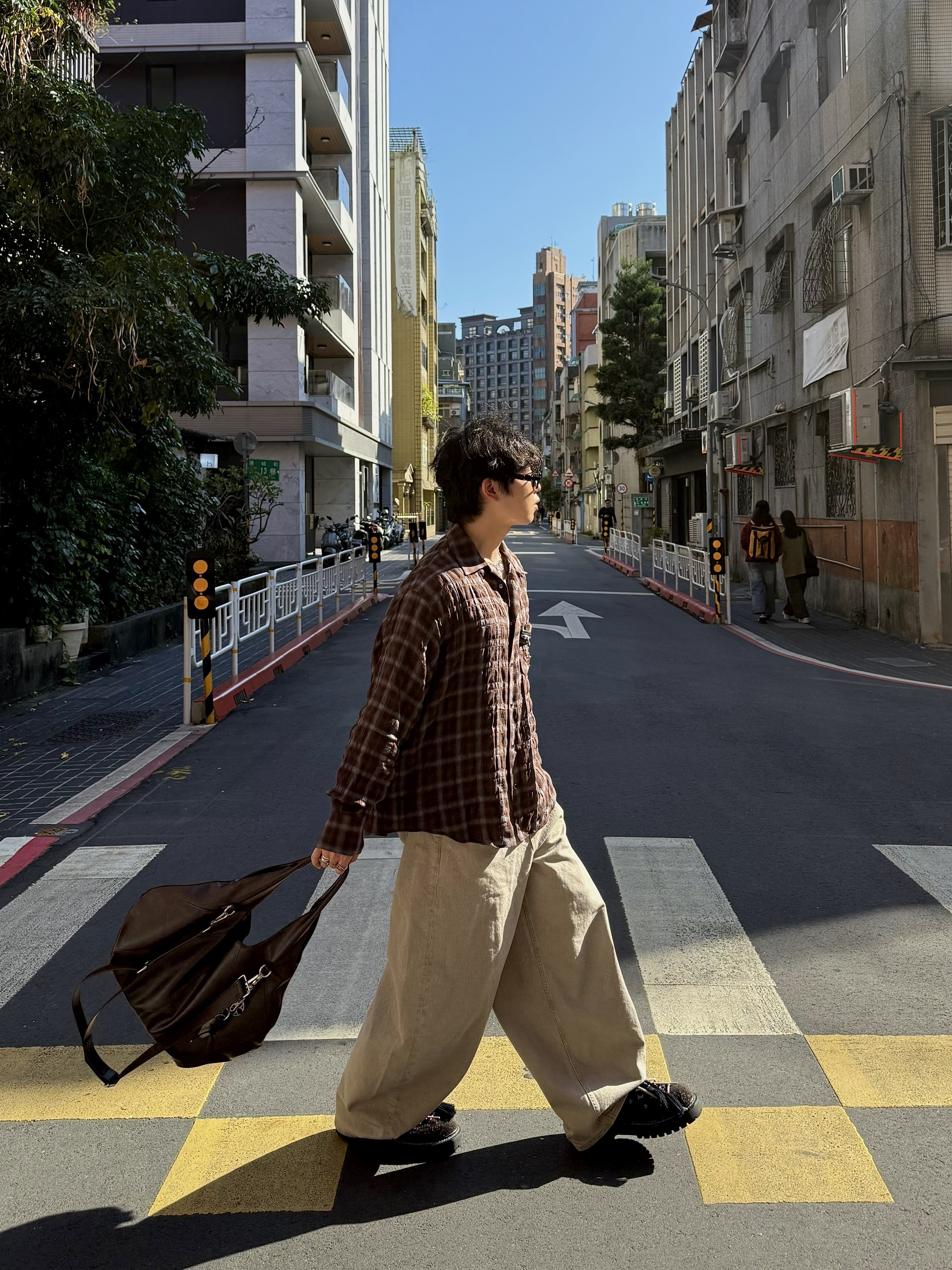 Gentle Monster x Maison Margiela MM114 Black Clear 착용 스타일 - 4