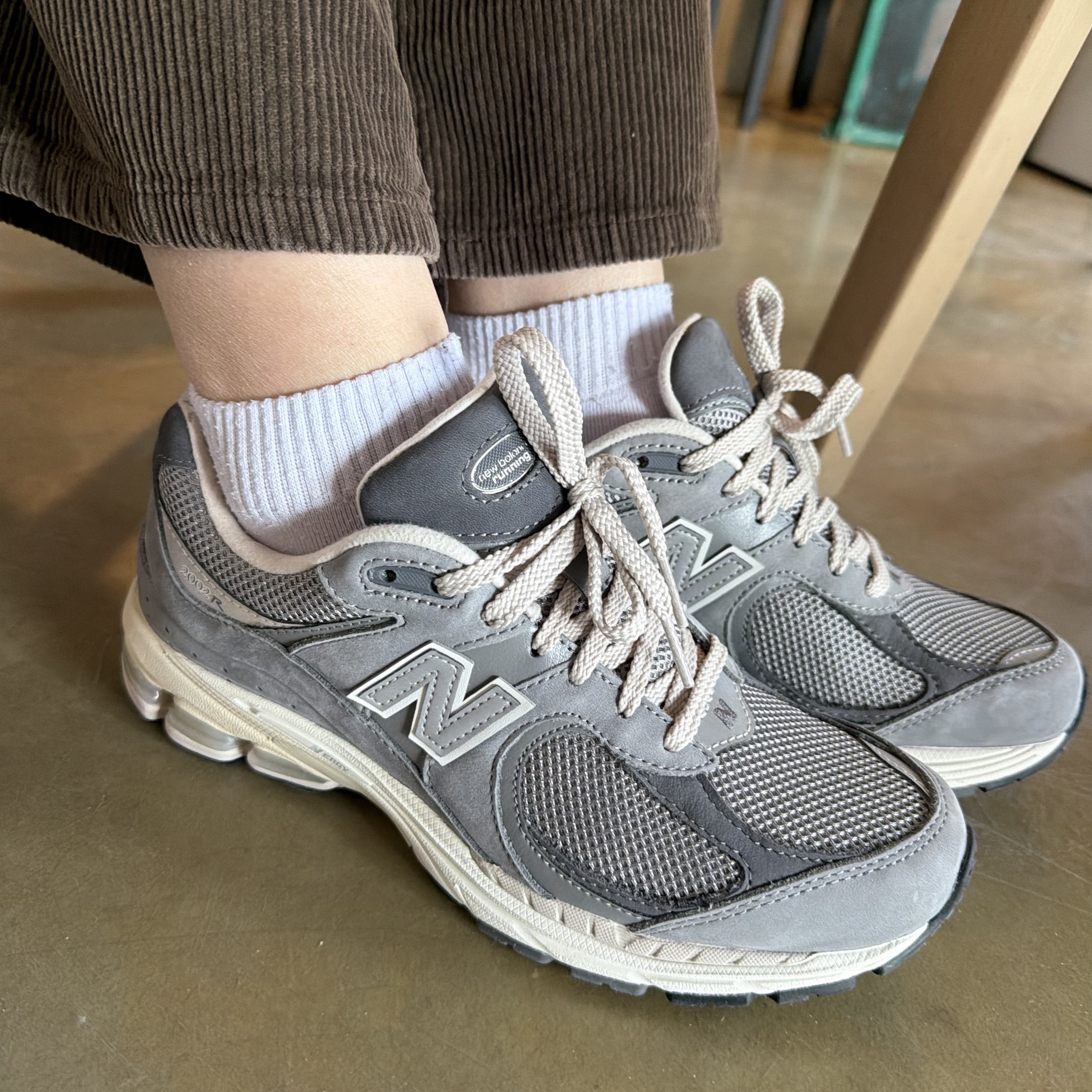 New Balance 2002R Premium Vintage Grey 착용 스타일