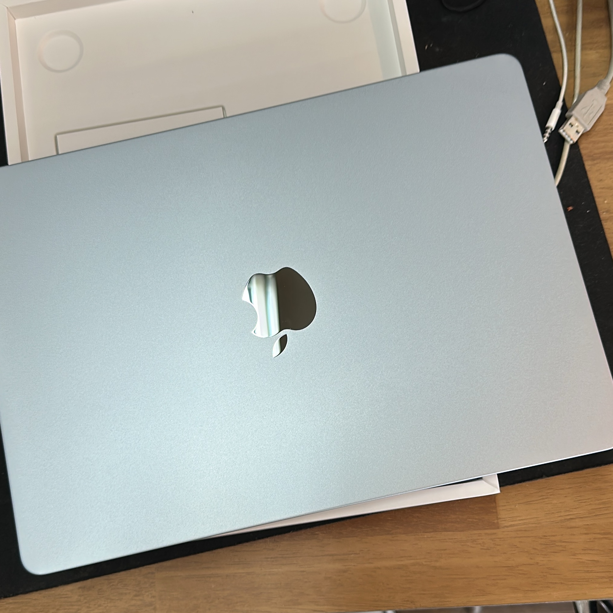 Apple 2026 MacBook Air 13 M5 512GB SSD / 16GB RAM Sky Blue (Korean Ver.) 착용 스타일