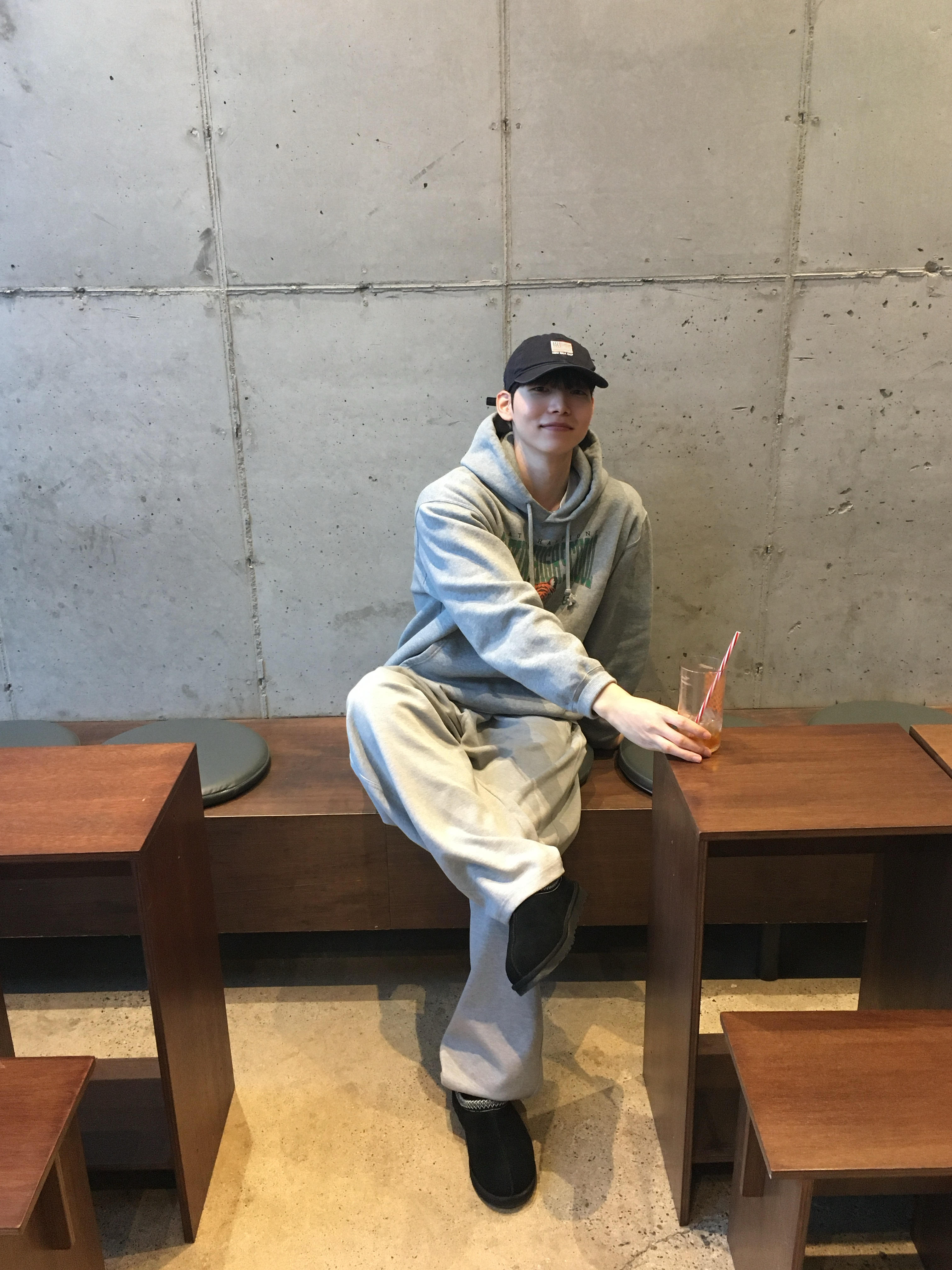 UGG Tasman II Slipper Black, Undermycar Mu.162 Circle Logo Balloon Fit Sweat Pants Melange Gray 착용 스타일 - 3