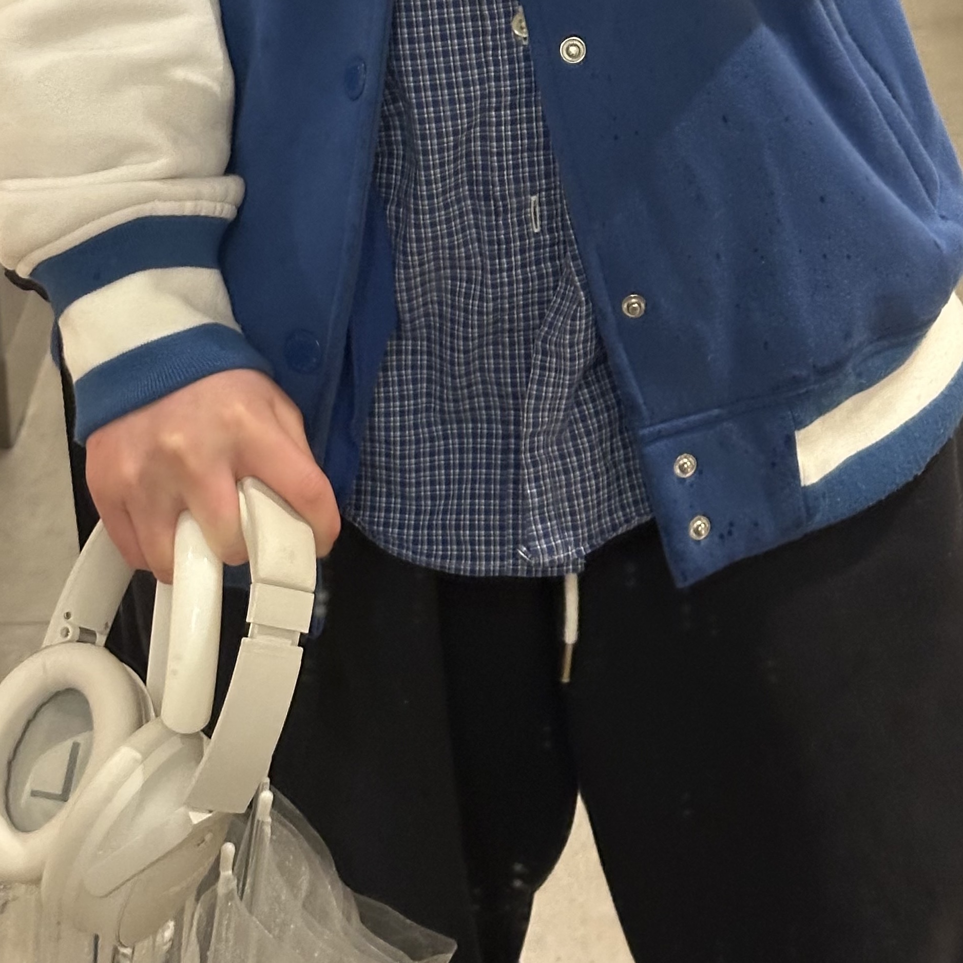 (W) Adidas 3-Stripes Satin Long Sleeve T-Shirt Cloud White - KR Sizing, BOSE QC White Smoke (Korean Ver.) 착용 스타일 - 3