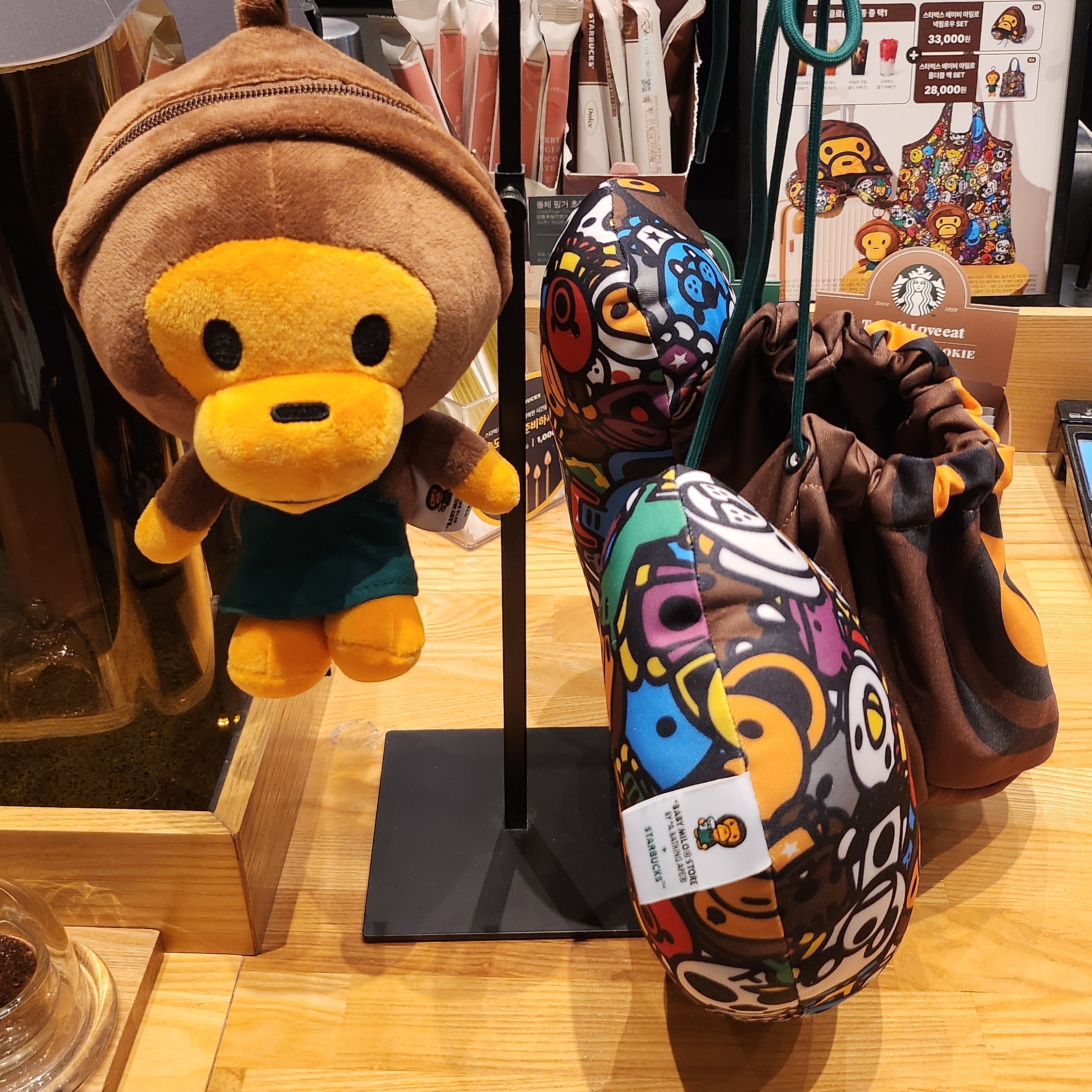 Starbucks x BAPE Baby Milo Neck Pillow, Starbucks x BAPE Baby Milo Foldable Bag 착용 스타일 - 4