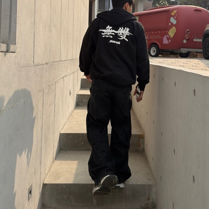 Stussy Basic Zip Hoodie Black, Balenciaga 3XL Sneakers Grey White Red 착용 스타일