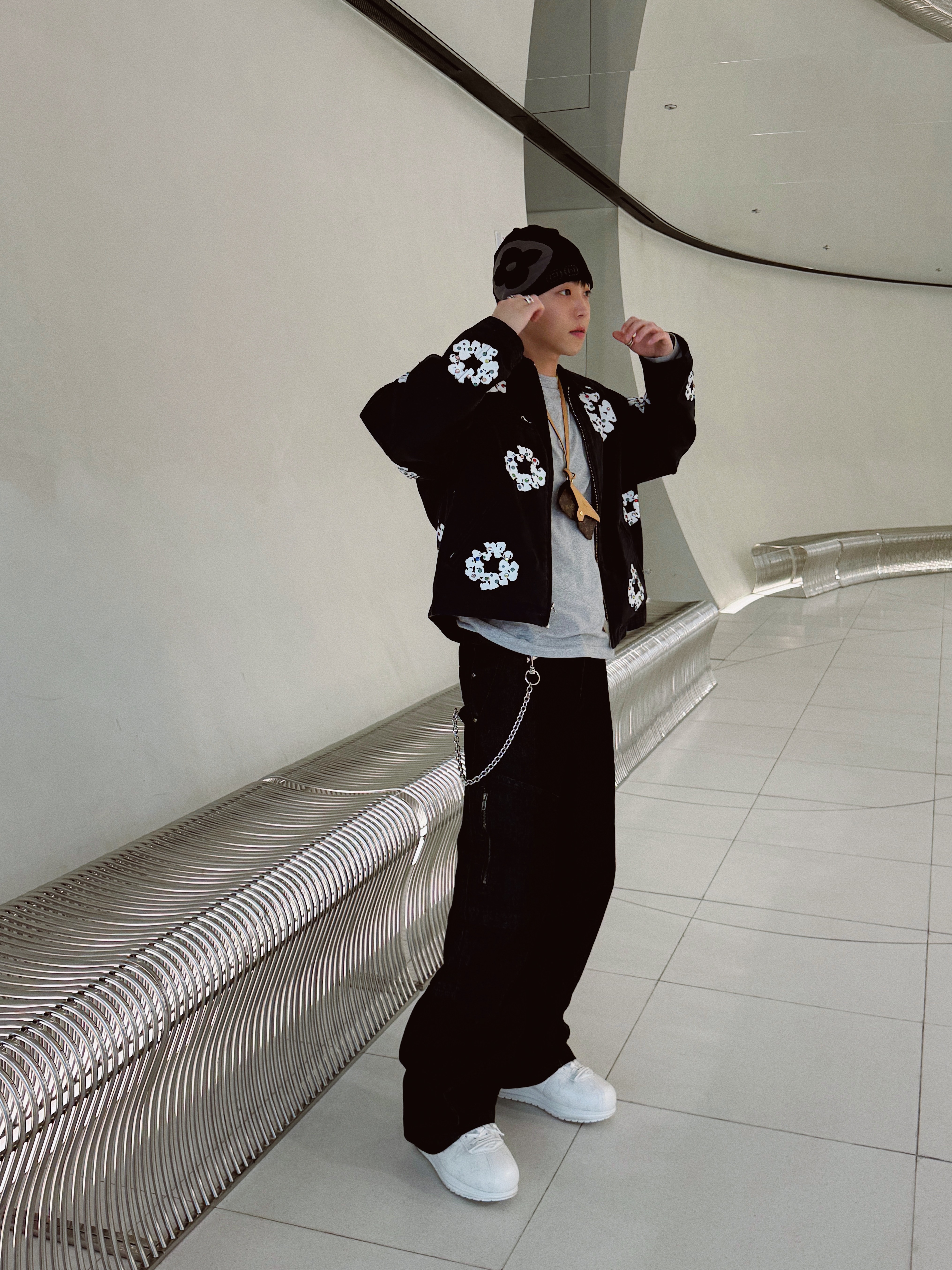 Louis Vuitton LV Fit Monogram Beanie Black, Sundayoffclub Montmartre Cross Moneyclip Chain Antique Silver 착용 스타일 - 2