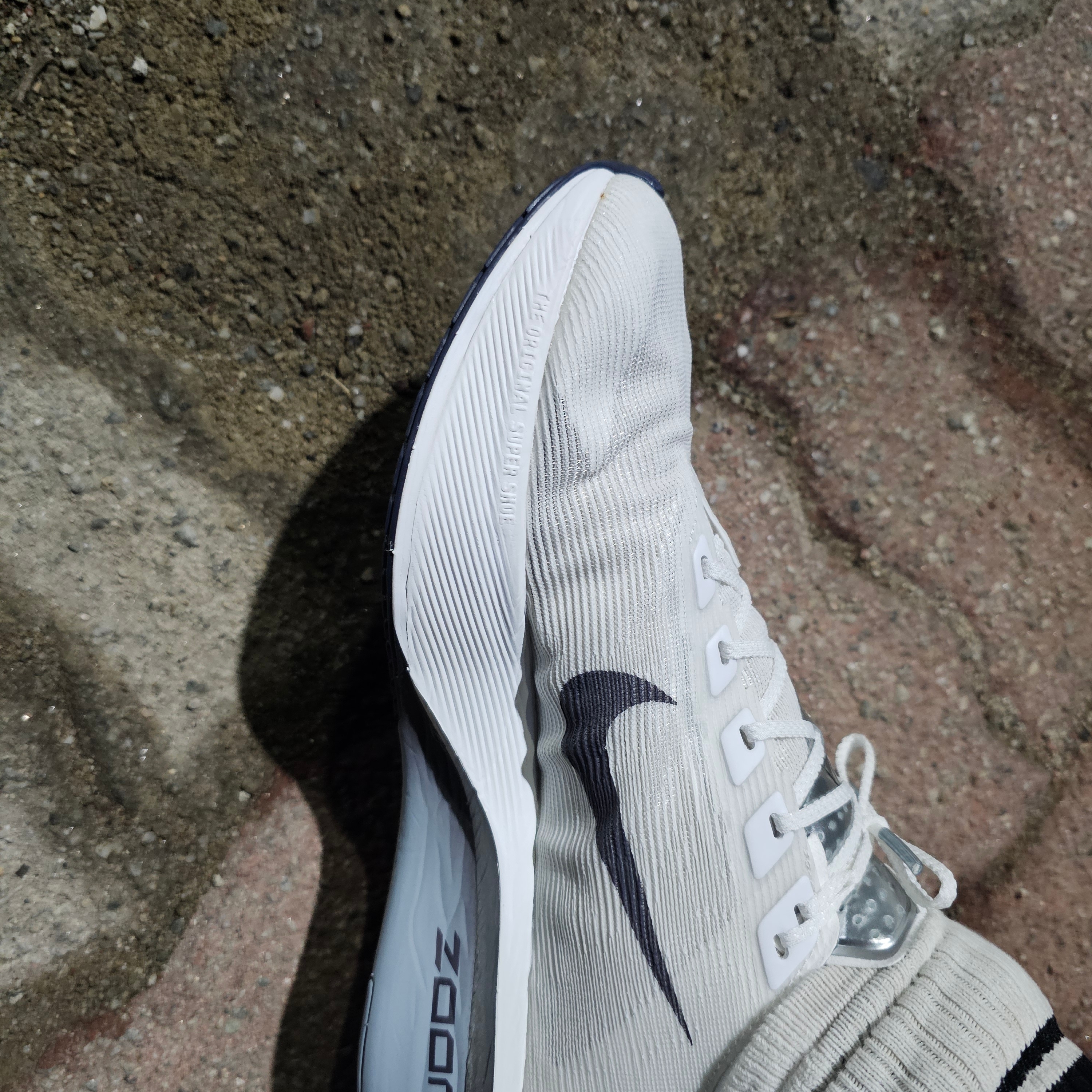 Nike ZoomX Vaporfly Next% 4 White Gridiron 착용 스타일