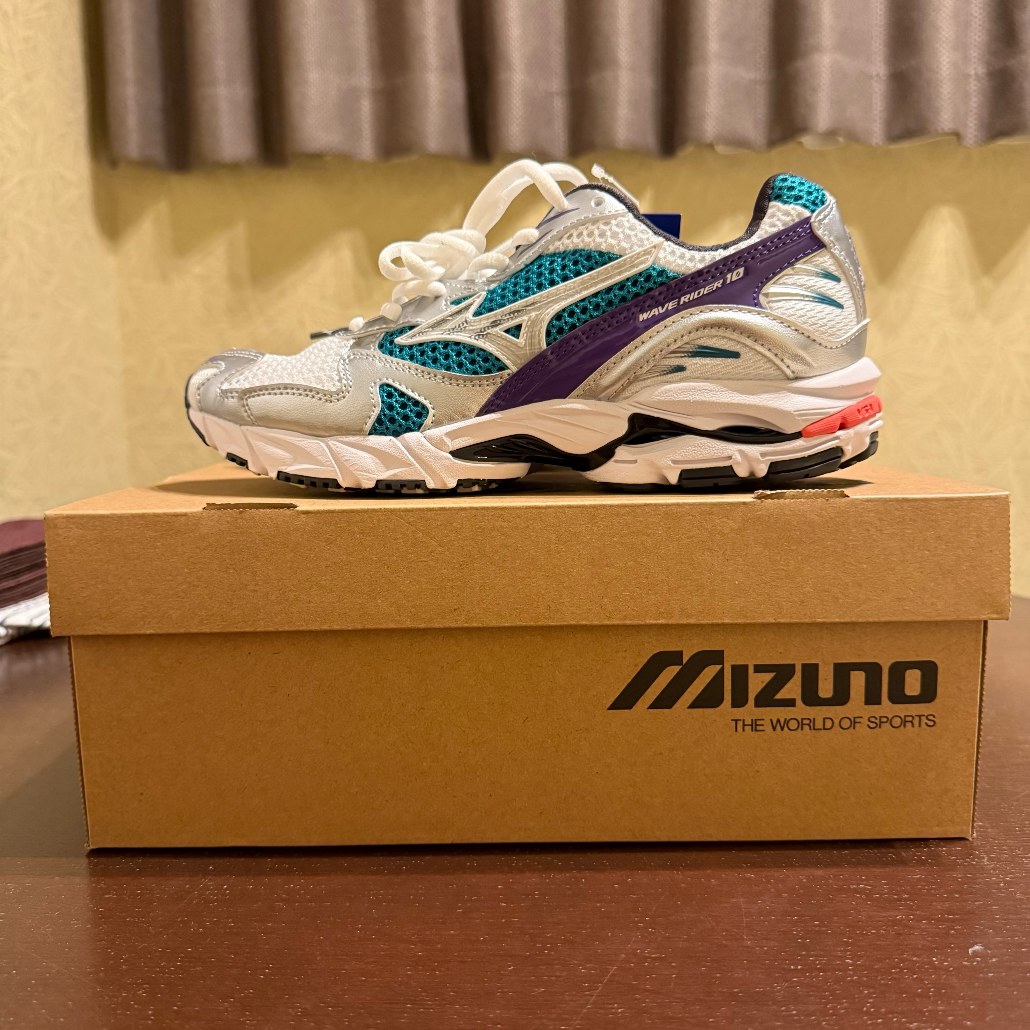 Mizuno Wave Rider 10 White Silver, Mizuno Wave Rider 10 White Silver Teal Blue 착용 스타일 - 1