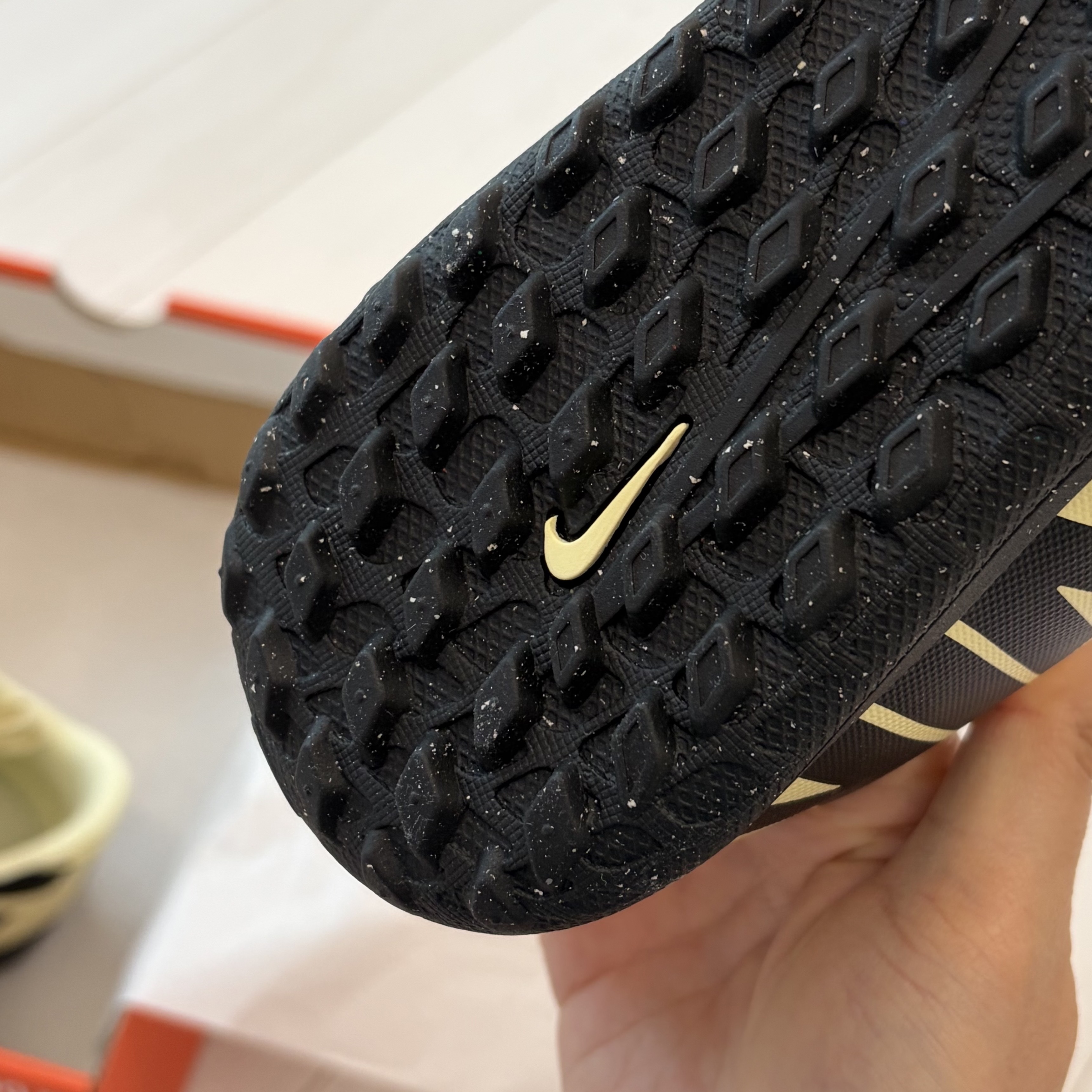 (GS) Nike Mercurial Vapor 15 Club TF Lemonade Black 착용 스타일 - 2