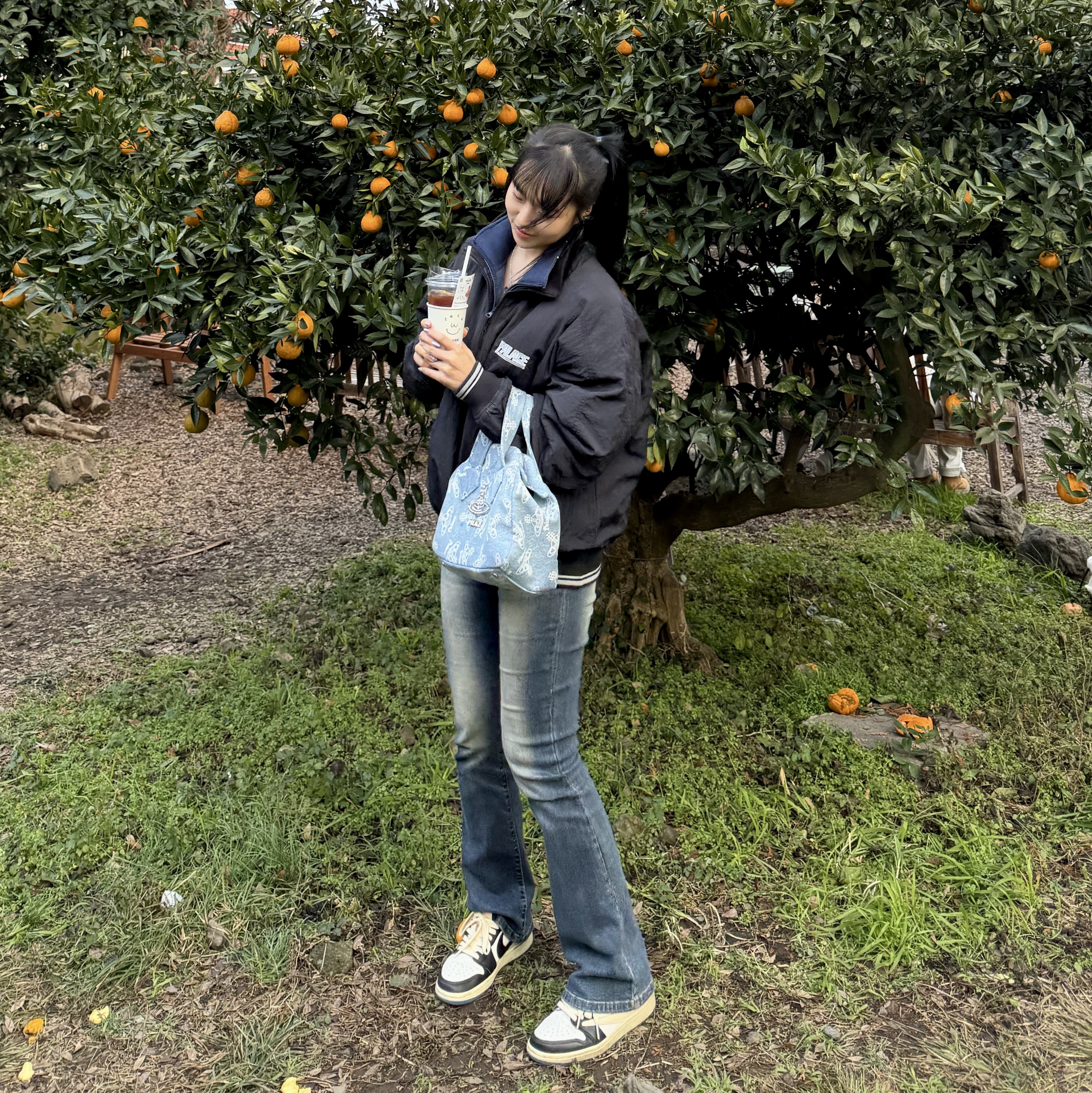 Palace Sport Mit Script Jacket Navy - 22FW, Palace x Vivienne Westwood Bowling Bag Orb Print - 24FW 착용 스타일 - 4