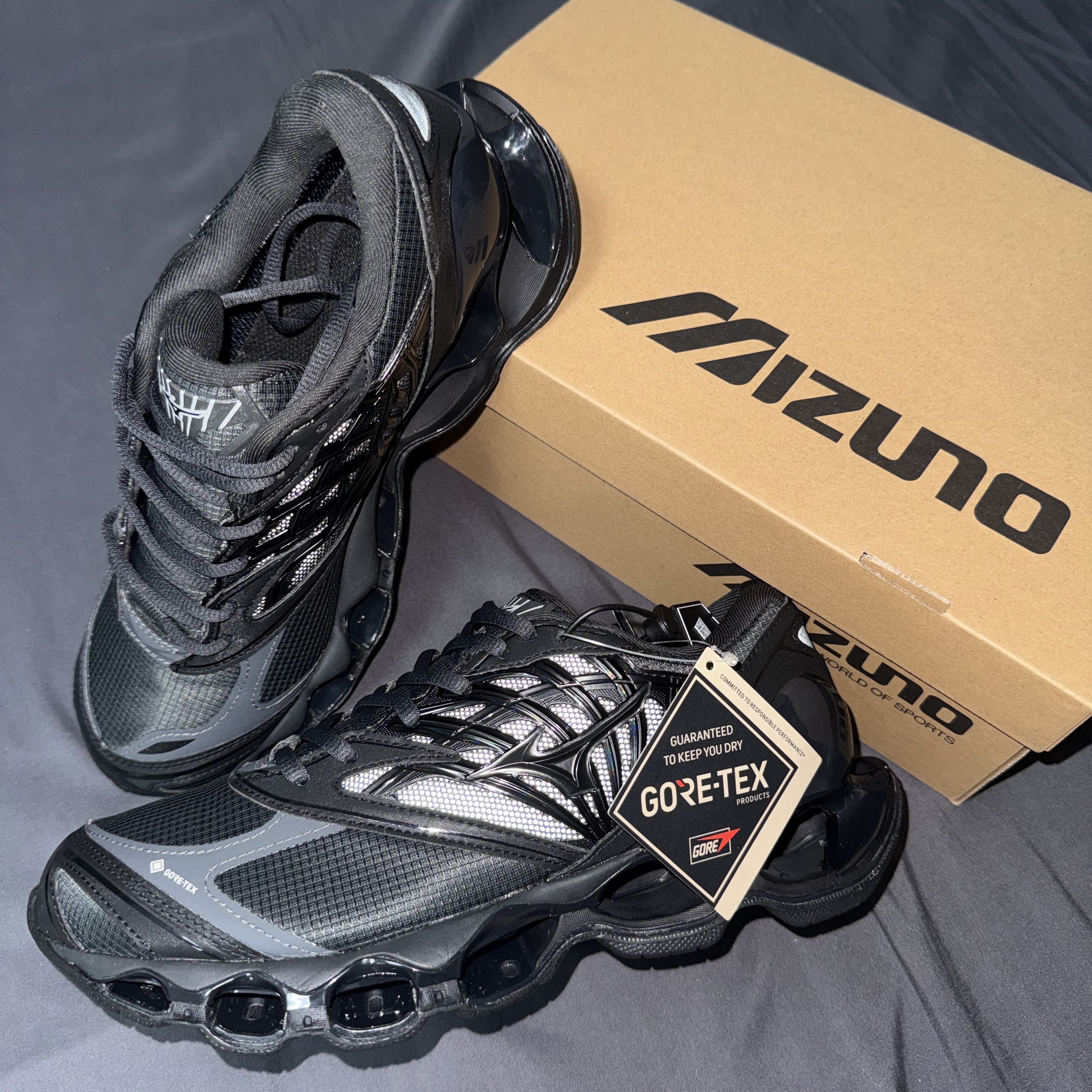 Mizuno Wave Prophecy LS GTX  Black Sand Black 착용 스타일 - 1