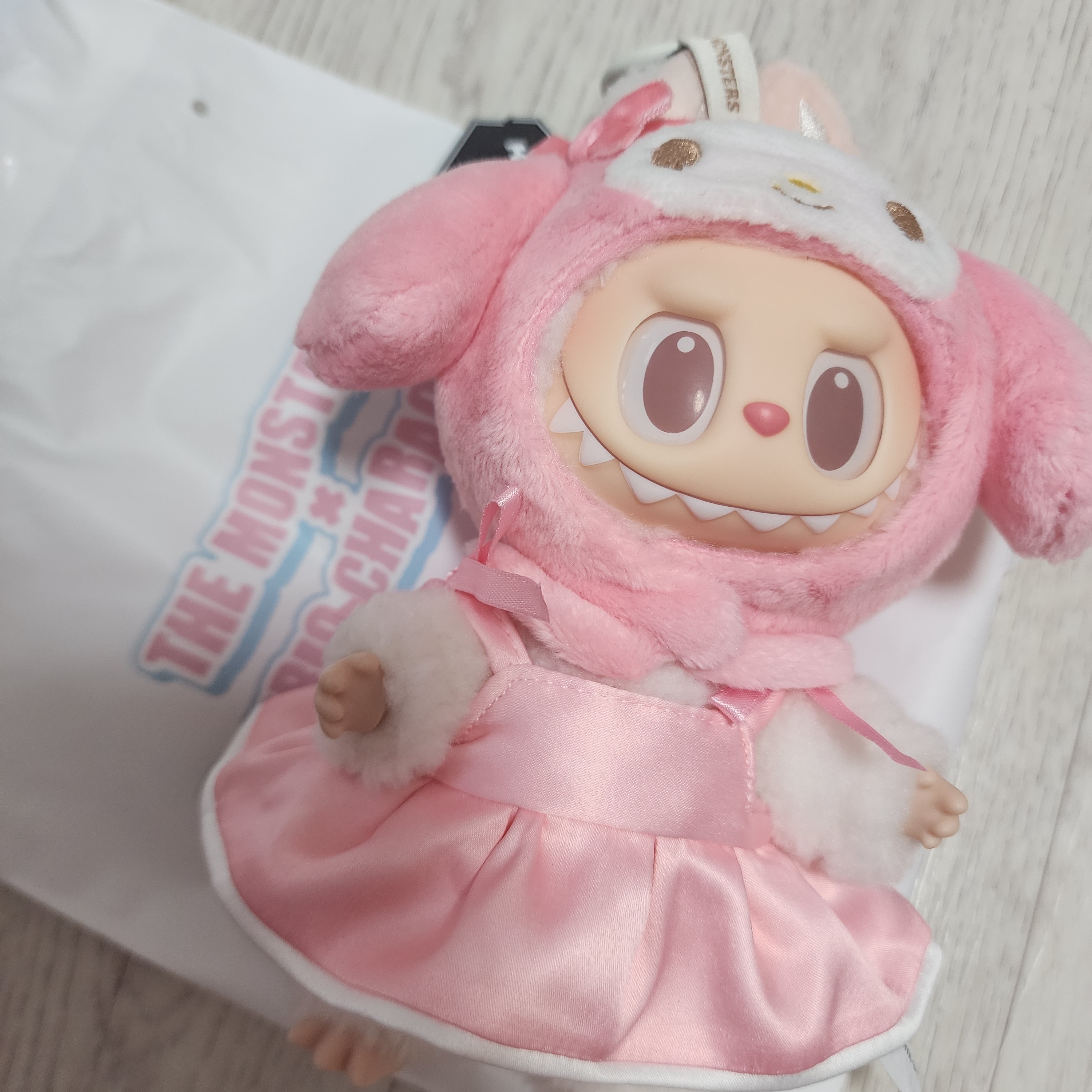 Pop Mart Labubu The Monsters x Hello Kitty And Friends Series Plush Pendant My Melody (Opened Case) 착용 스타일