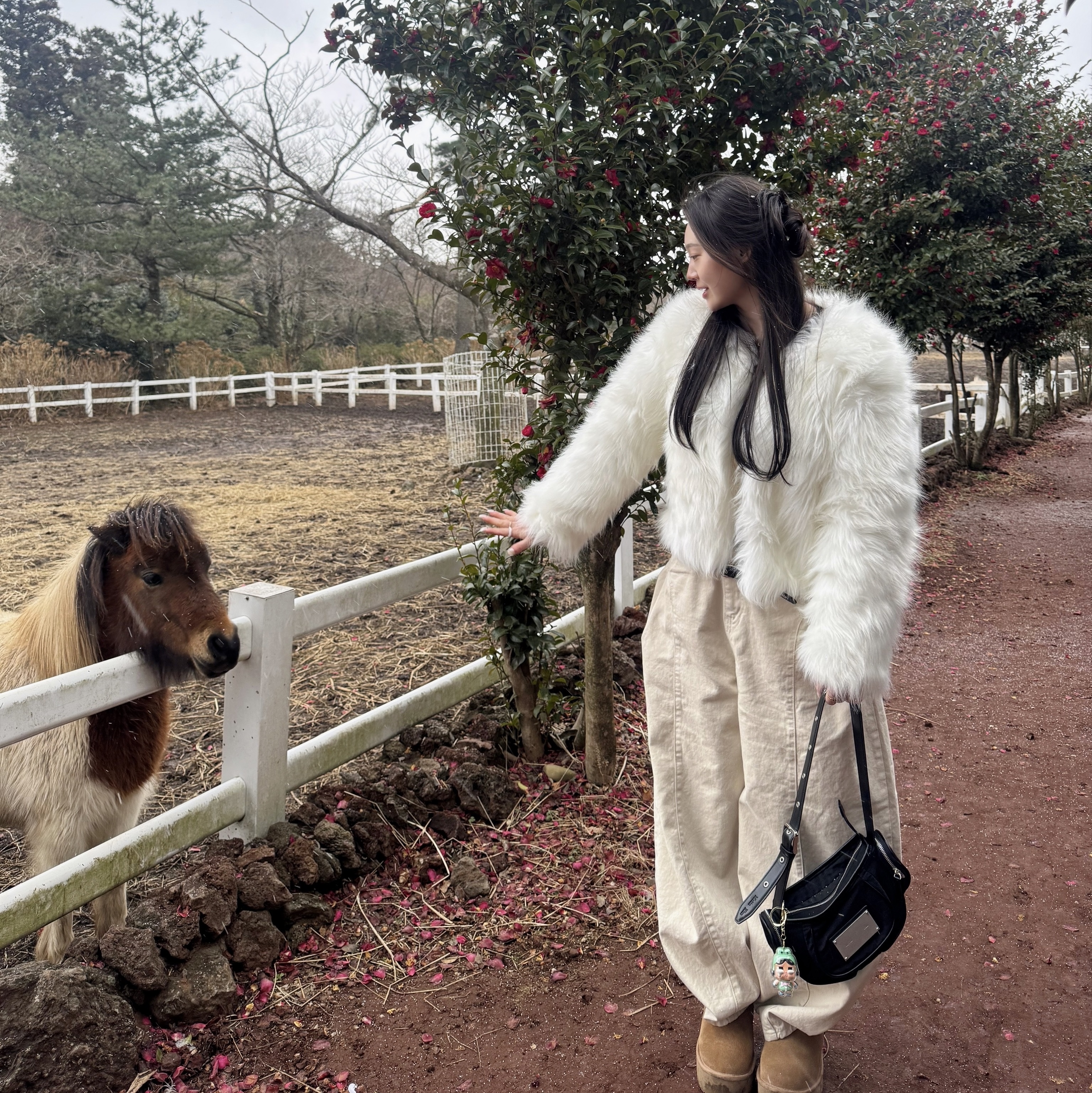 (W) UGG Classic Ultra Mini Platform Boots Chestnut 착용 스타일 - 1