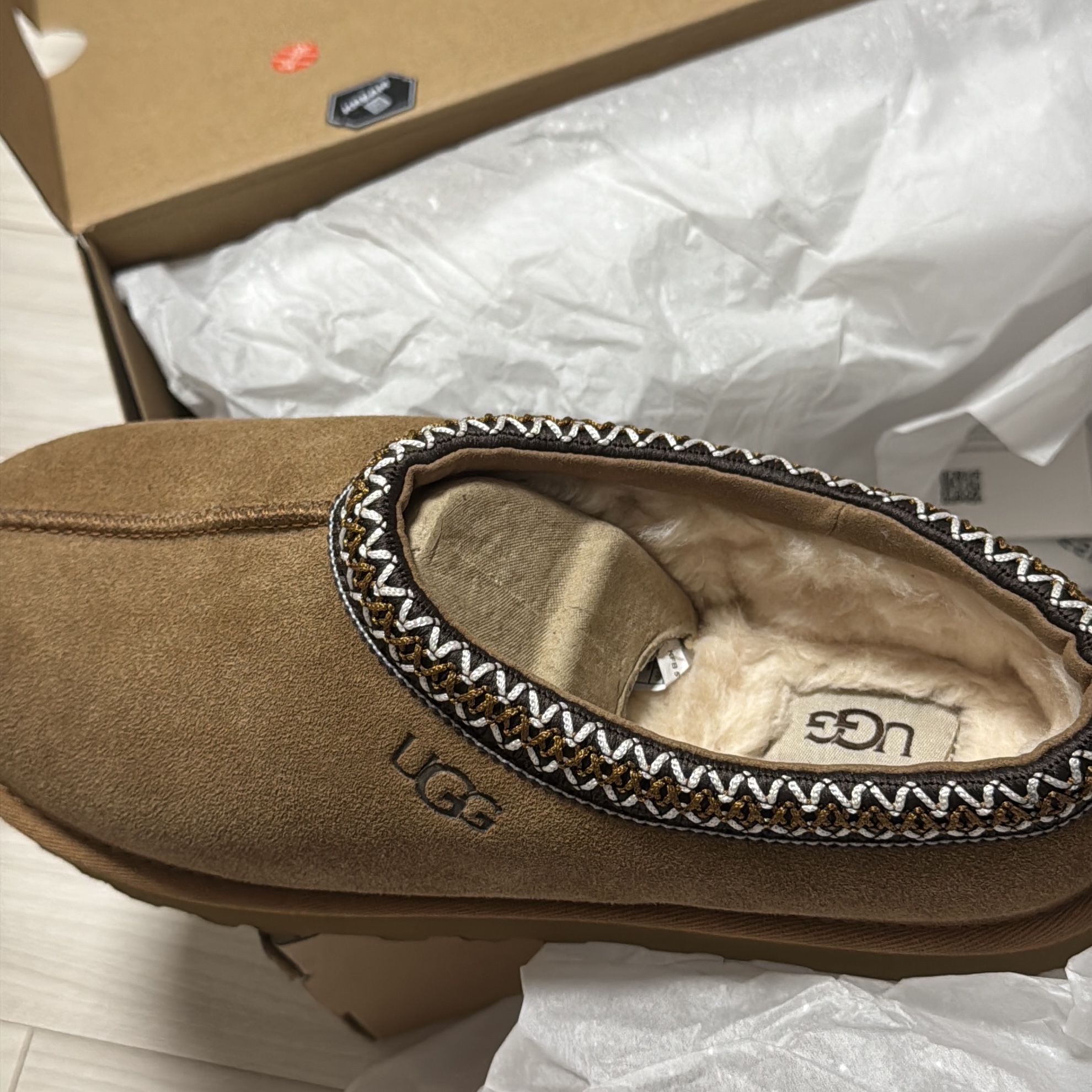 UGG Tasman Slipper Chestnut 착용 스타일