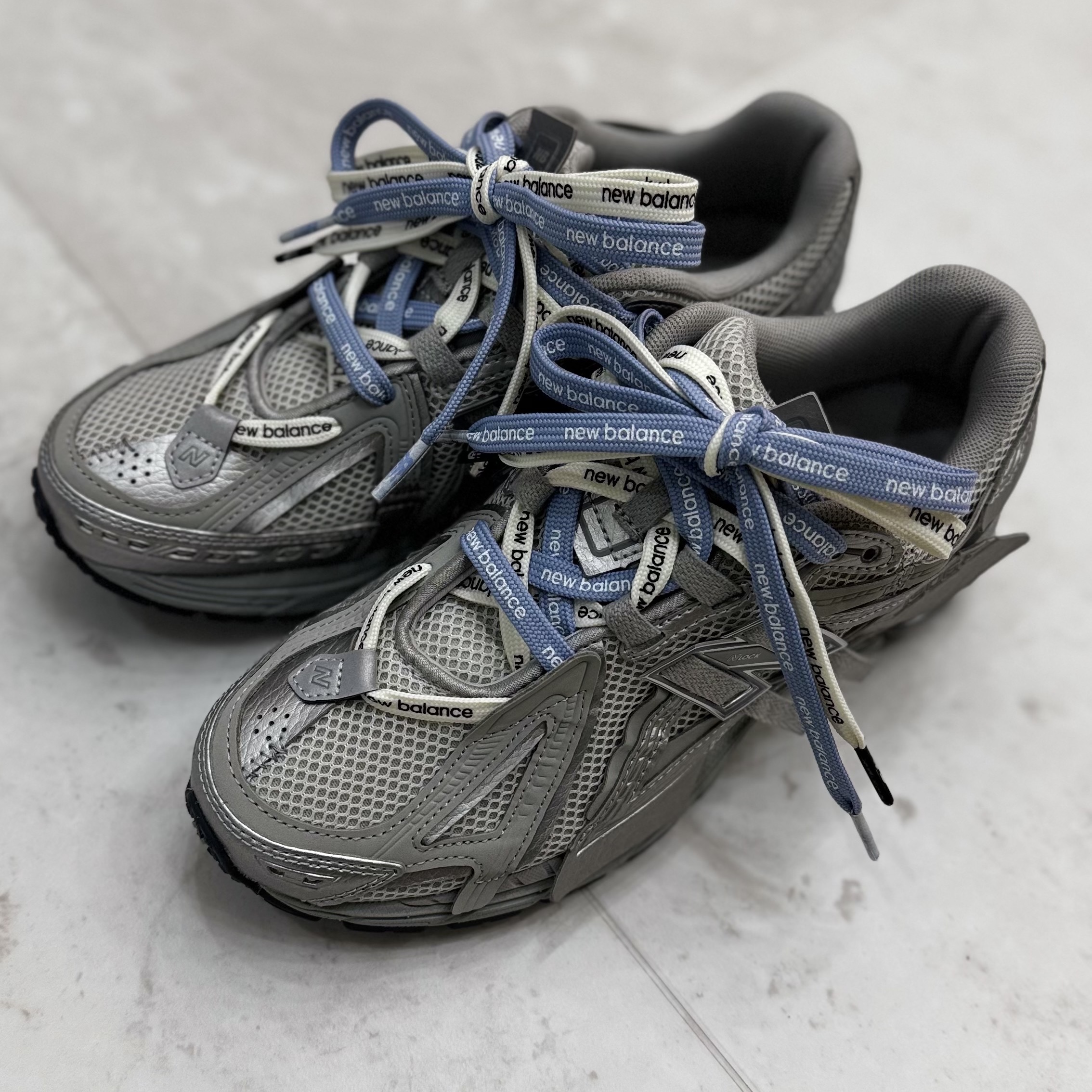 New Balance 1906A Concrete Silver Metallic 착용 스타일 - 1