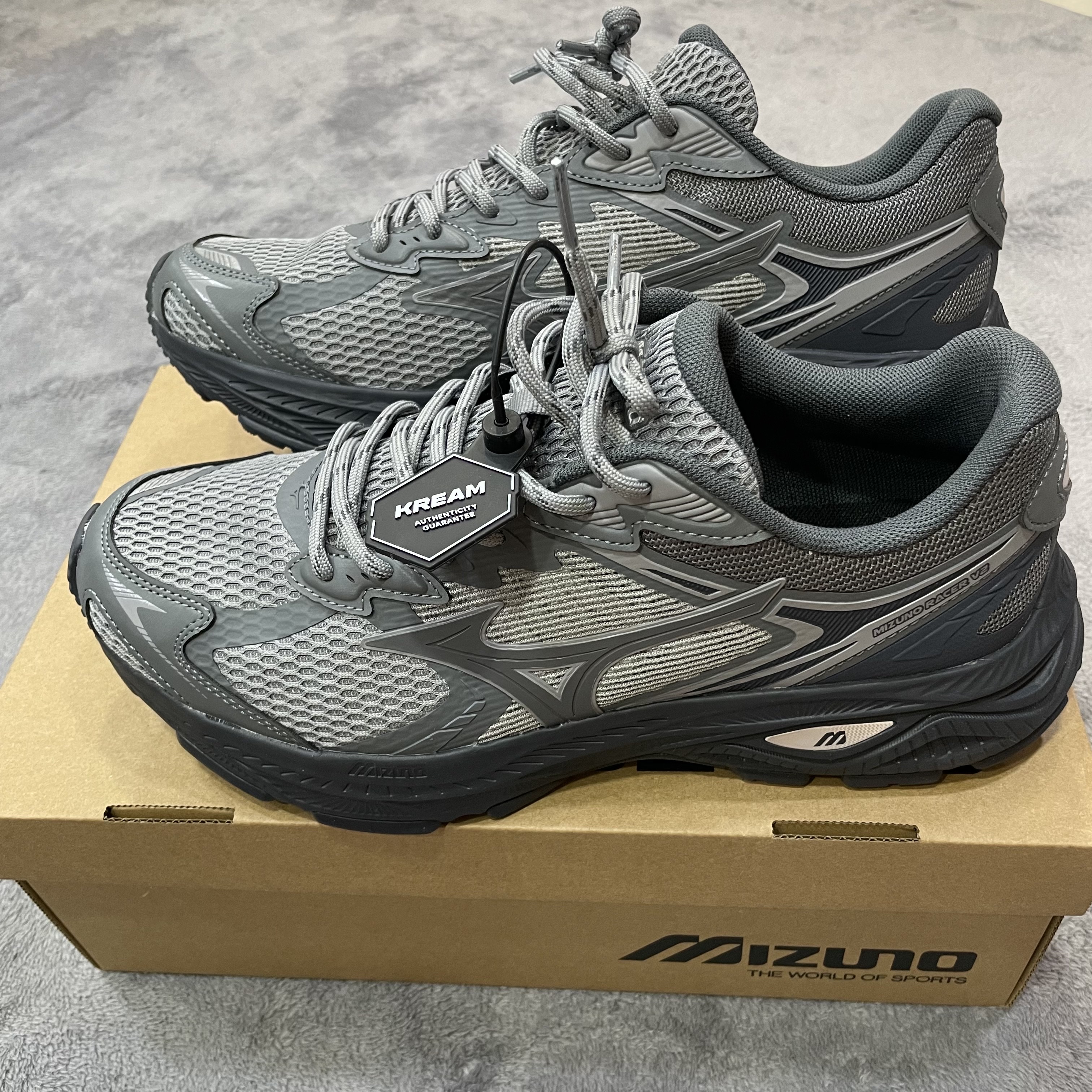 Mizuno Racer V2 Grey Black 착용 스타일