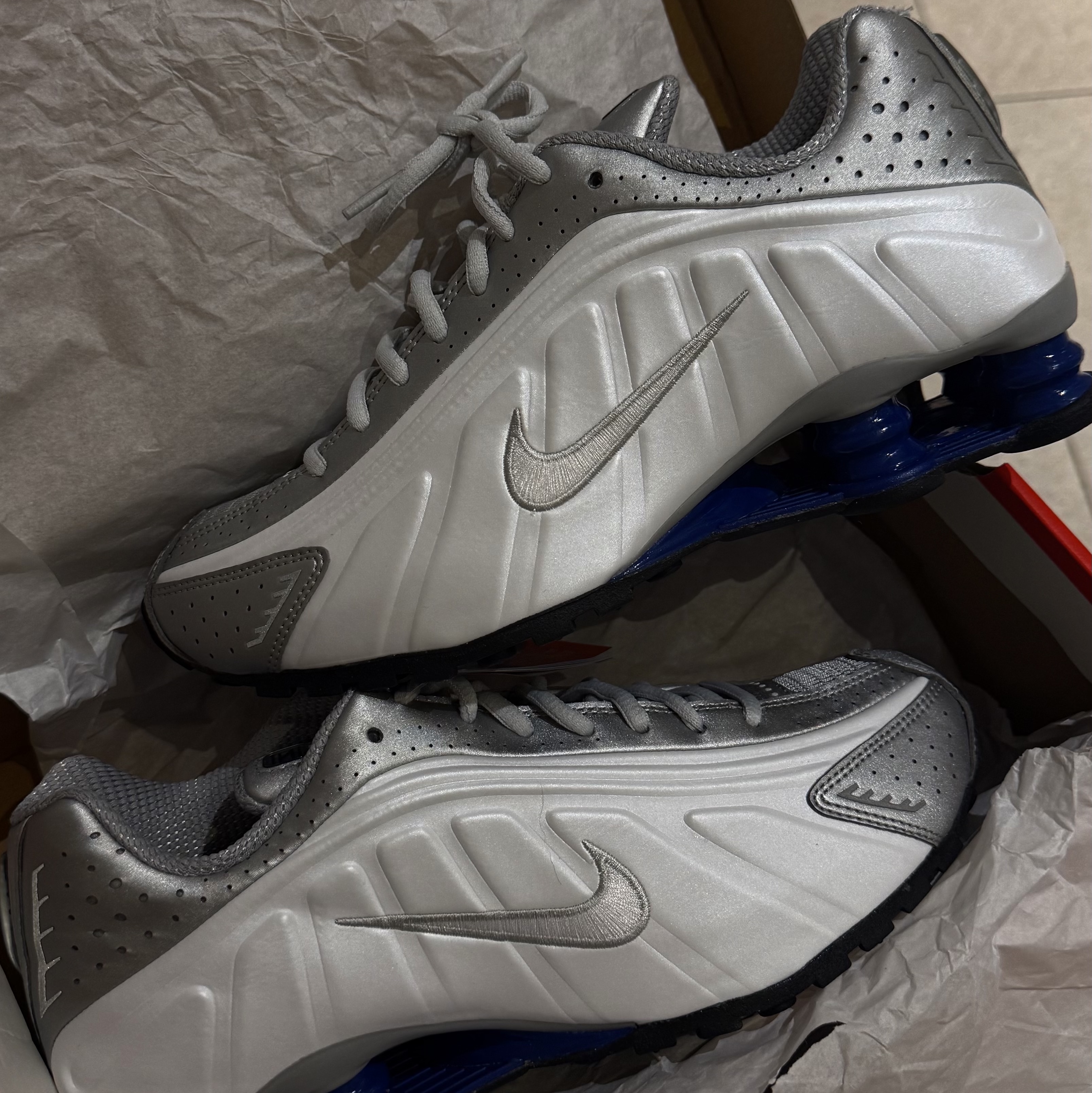 Nike Shox R4 White Metallic Silver Deep Royal Blue White 착용 스타일