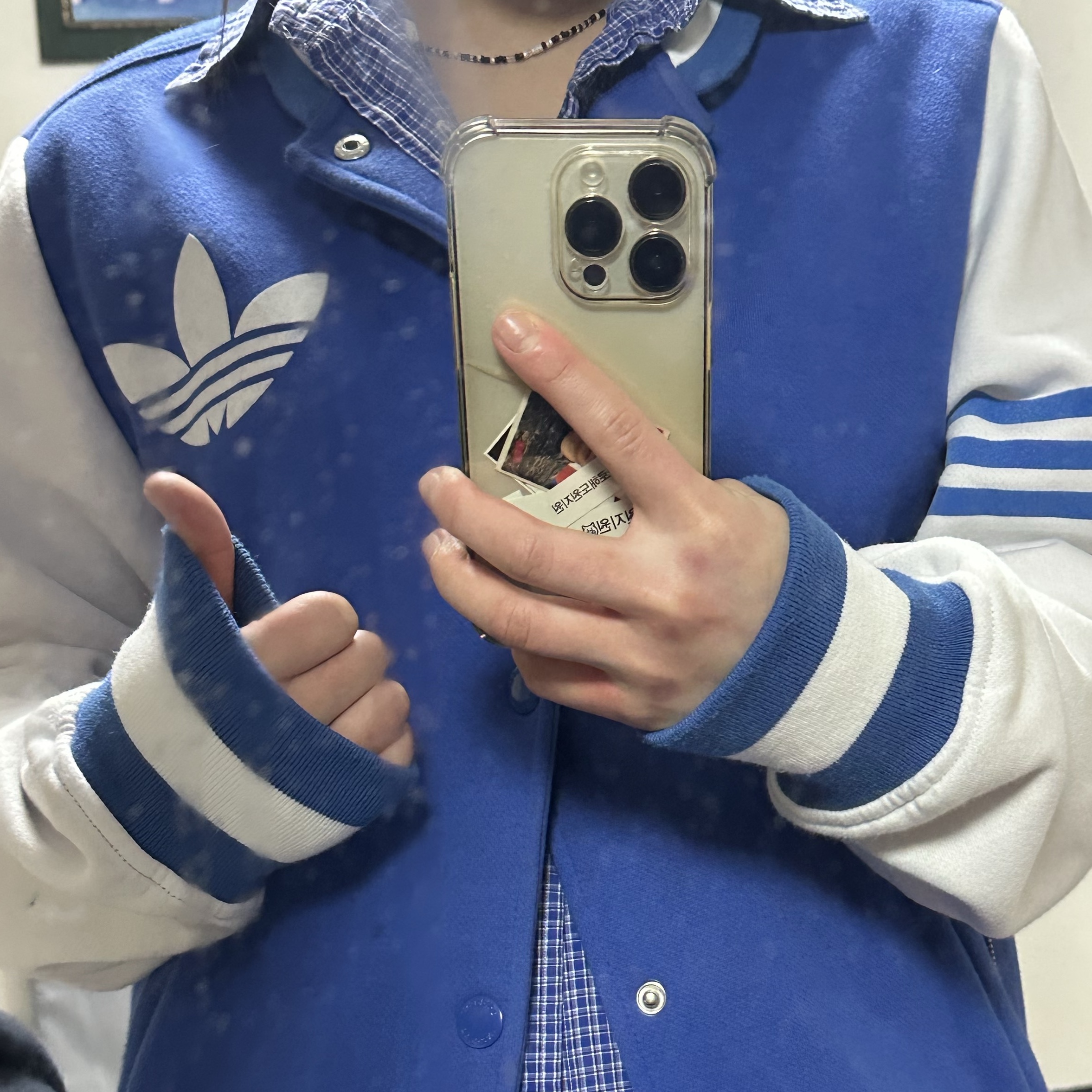 (W) Adidas 3-Stripes Satin Long Sleeve T-Shirt Cloud White - KR Sizing, BOSE QC White Smoke (Korean Ver.) 착용 스타일 - 2
