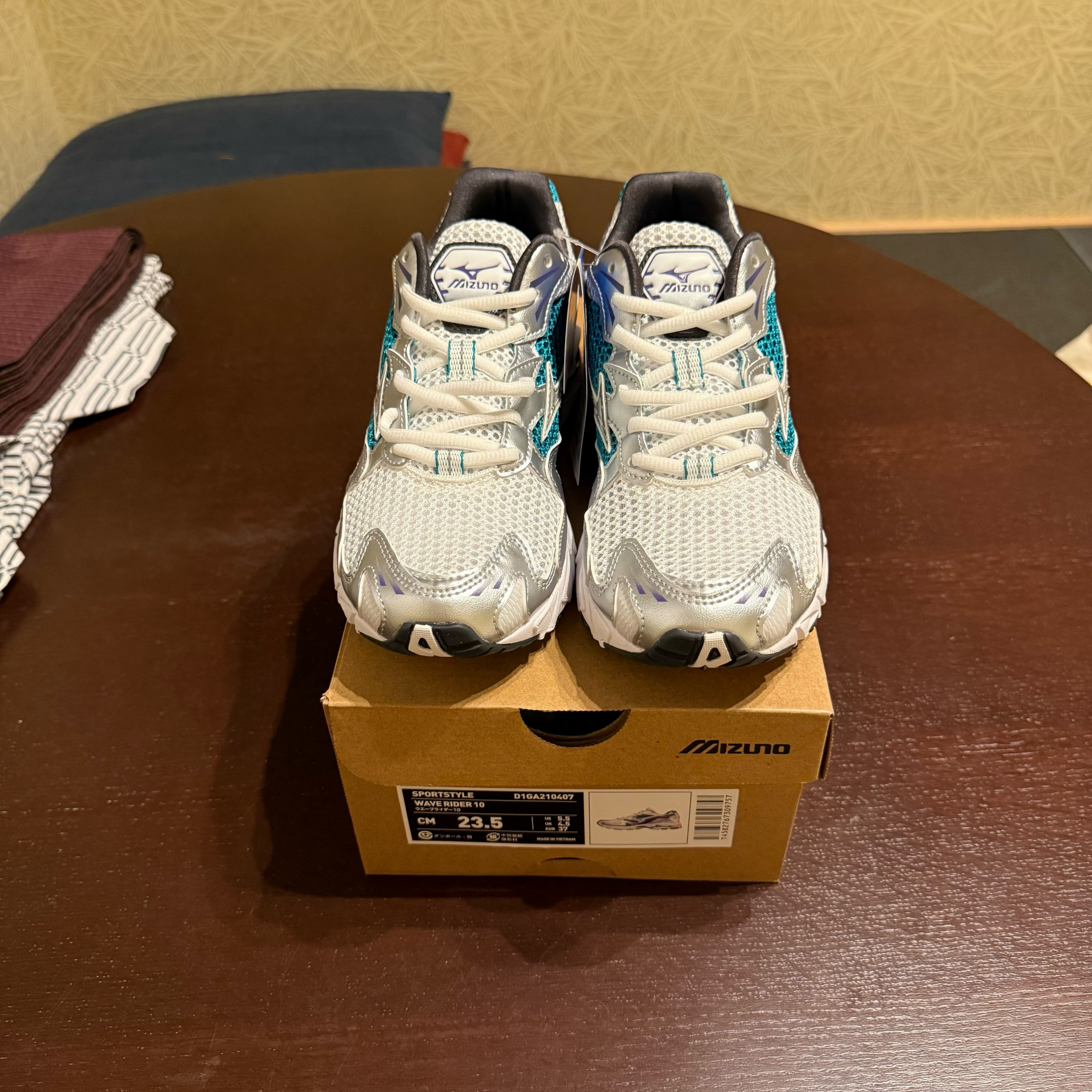 Mizuno Wave Rider 10 White Silver, Mizuno Wave Rider 10 White Silver Teal Blue 착용 스타일 - 2