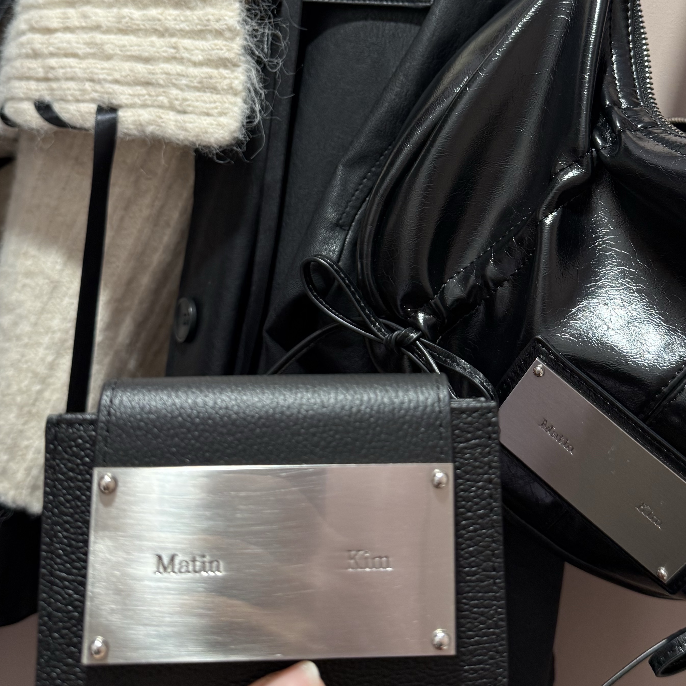 Matin Kim Accordion Wallet Black 착용 스타일