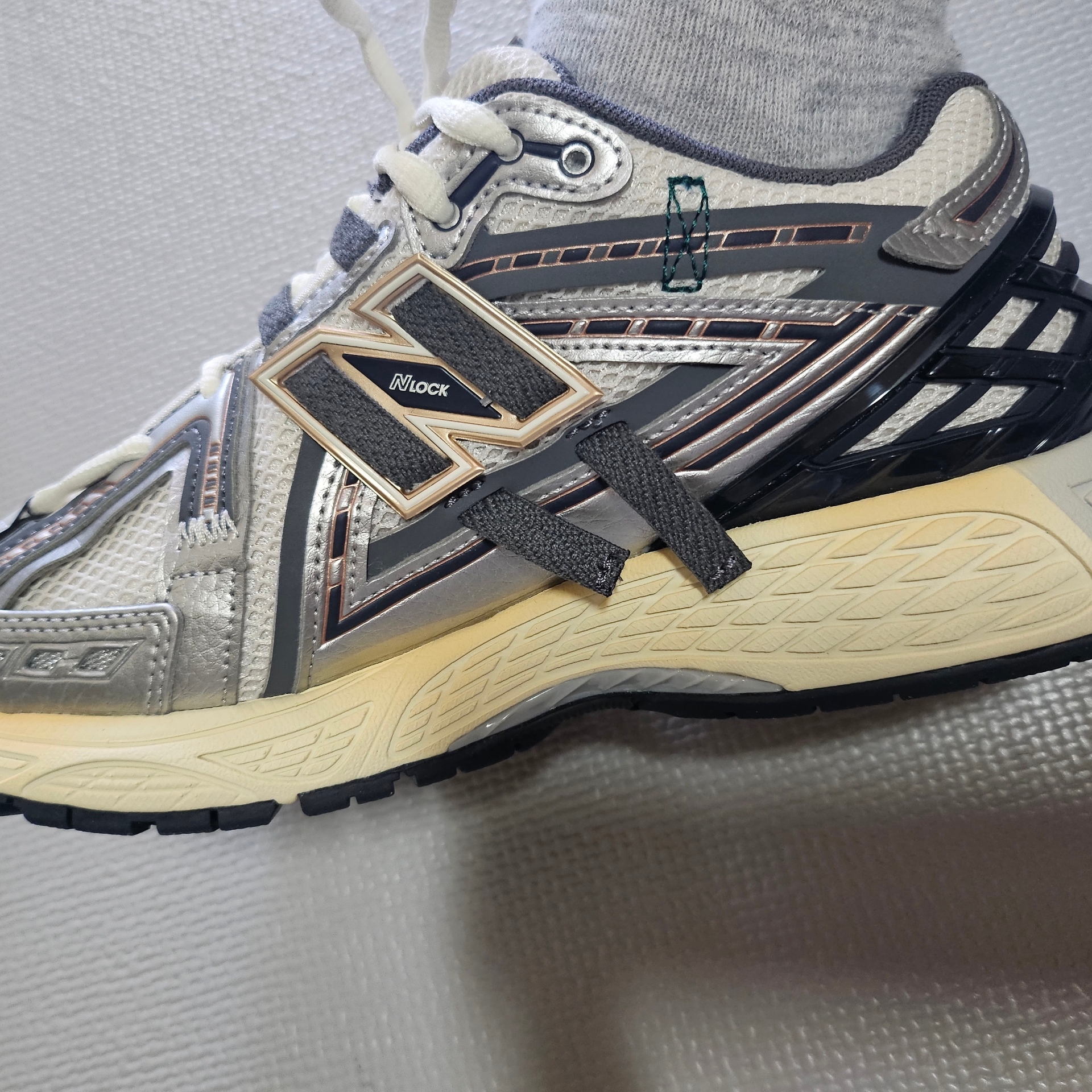 New Balance 1906A Silver Metallic Castlerock 착용 스타일 - 2