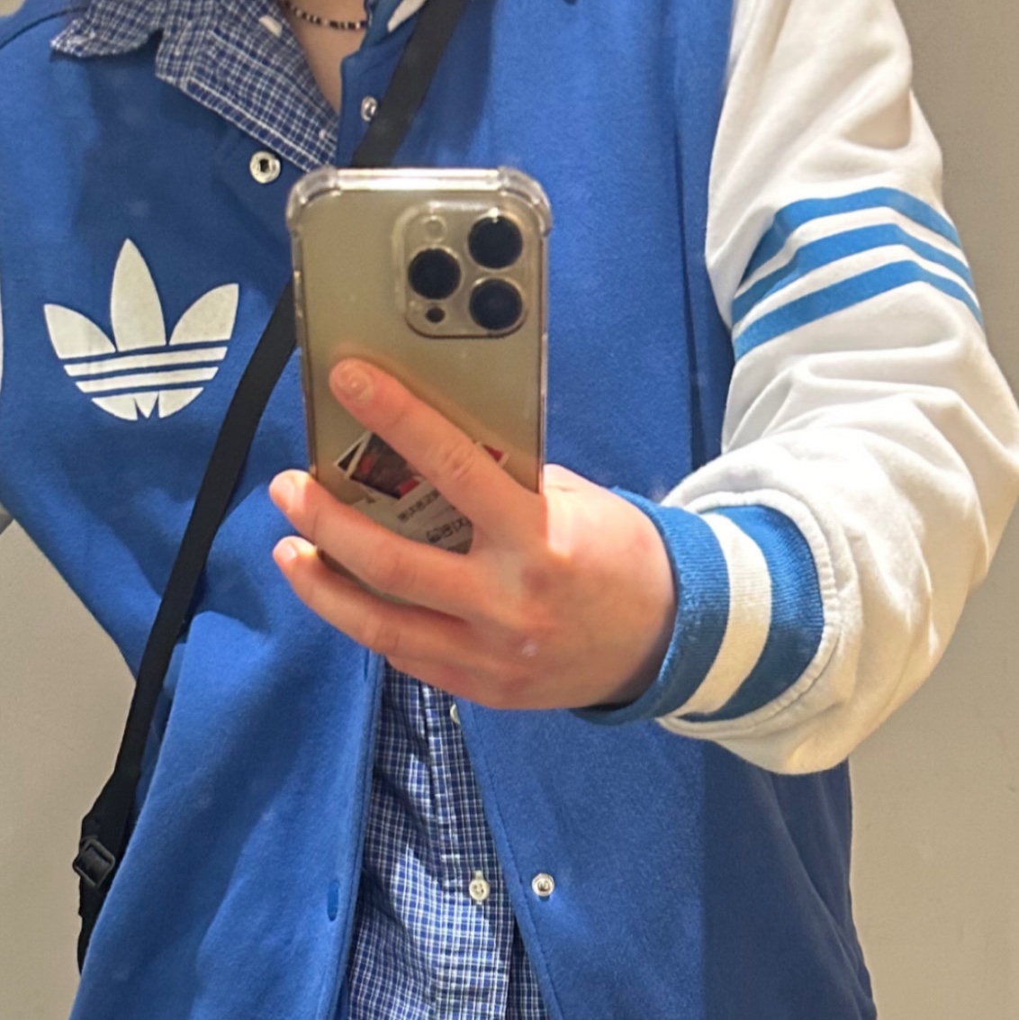 (W) Adidas 3-Stripes Satin Long Sleeve T-Shirt Cloud White - KR Sizing, BOSE QC White Smoke (Korean Ver.) 착용 스타일 - 1