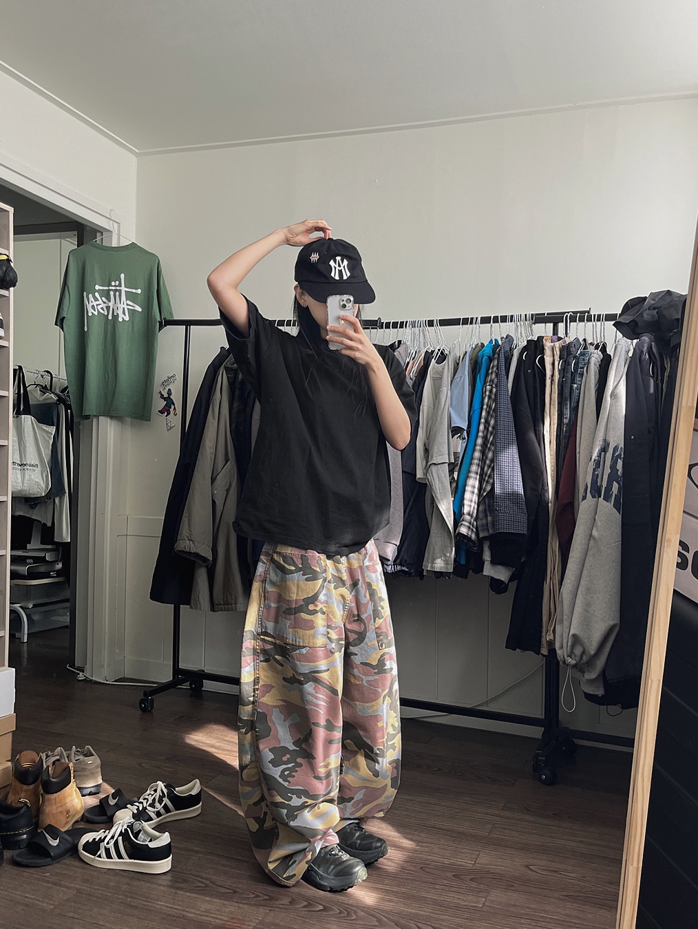 Dr. Martens Reeder Wyoming Leather Utility Shoes Black, Aftermath Atm Logo Ball Cap Black 착용 스타일 - 3