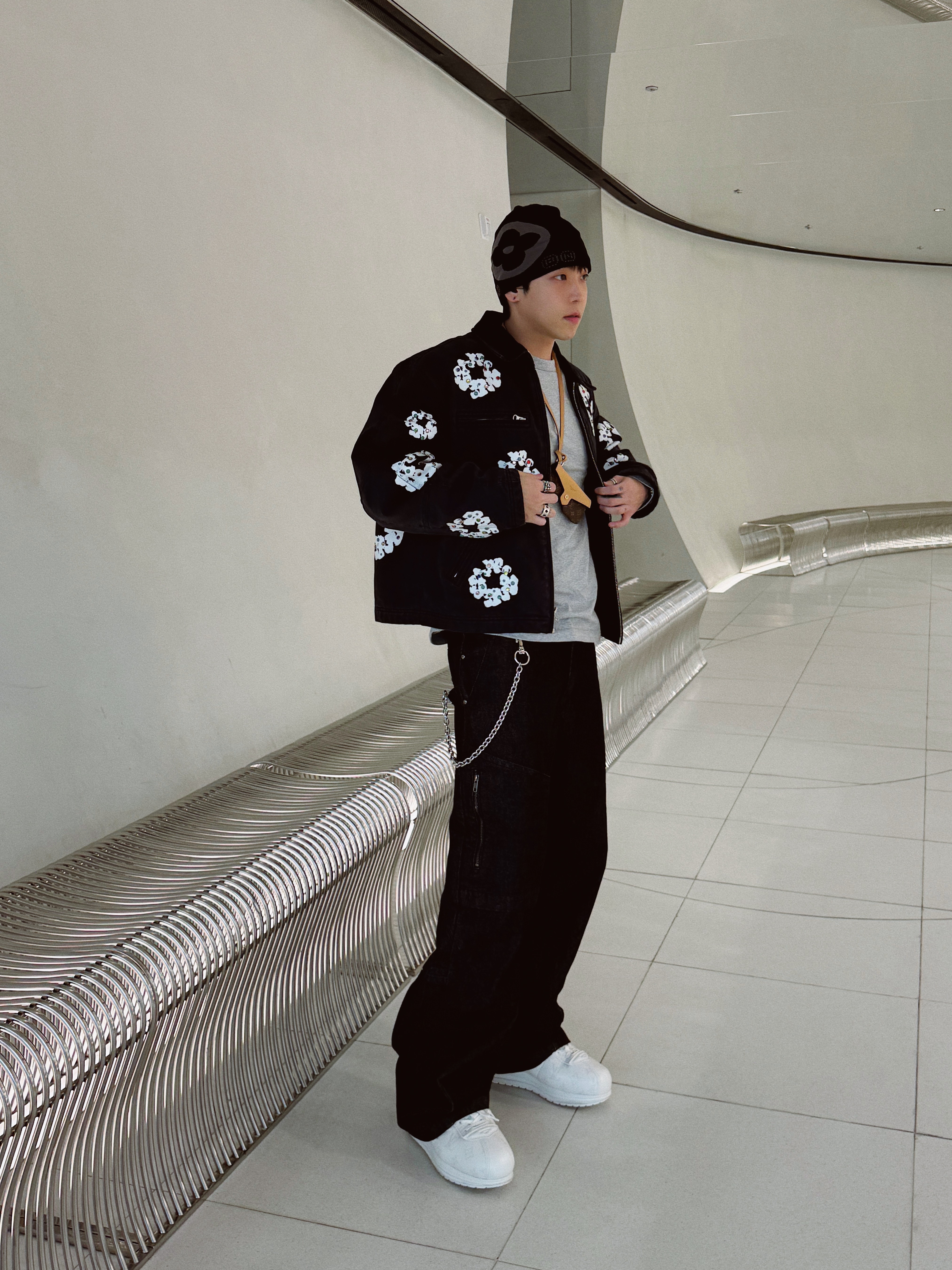 Louis Vuitton LV Fit Monogram Beanie Black, Sundayoffclub Montmartre Cross Moneyclip Chain Antique Silver 착용 스타일 - 1