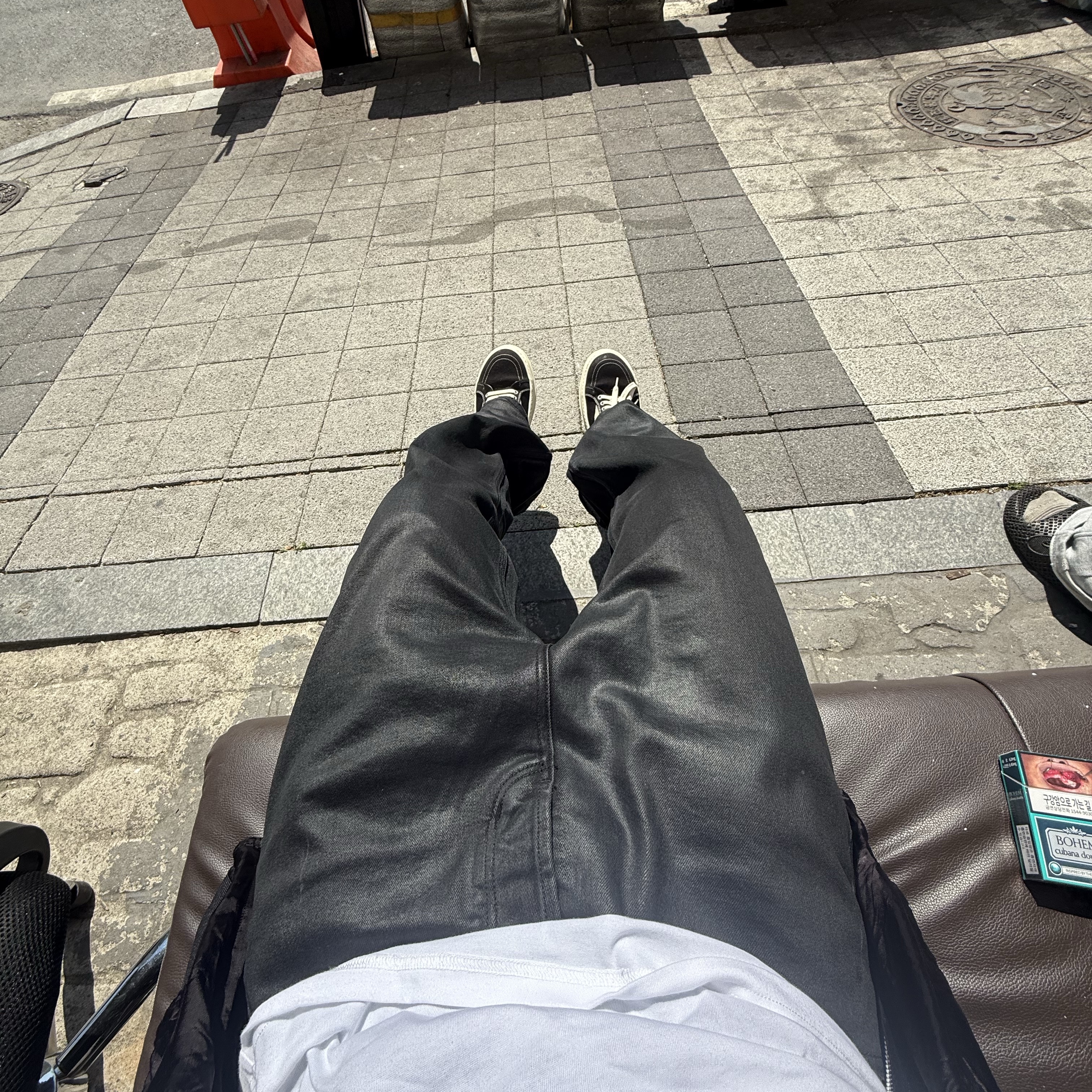 Undermycar Noir Coated Baggy Jeans Black, Rick Owens Drkshdw Vintage Sneakers Black Milk 착용 스타일
