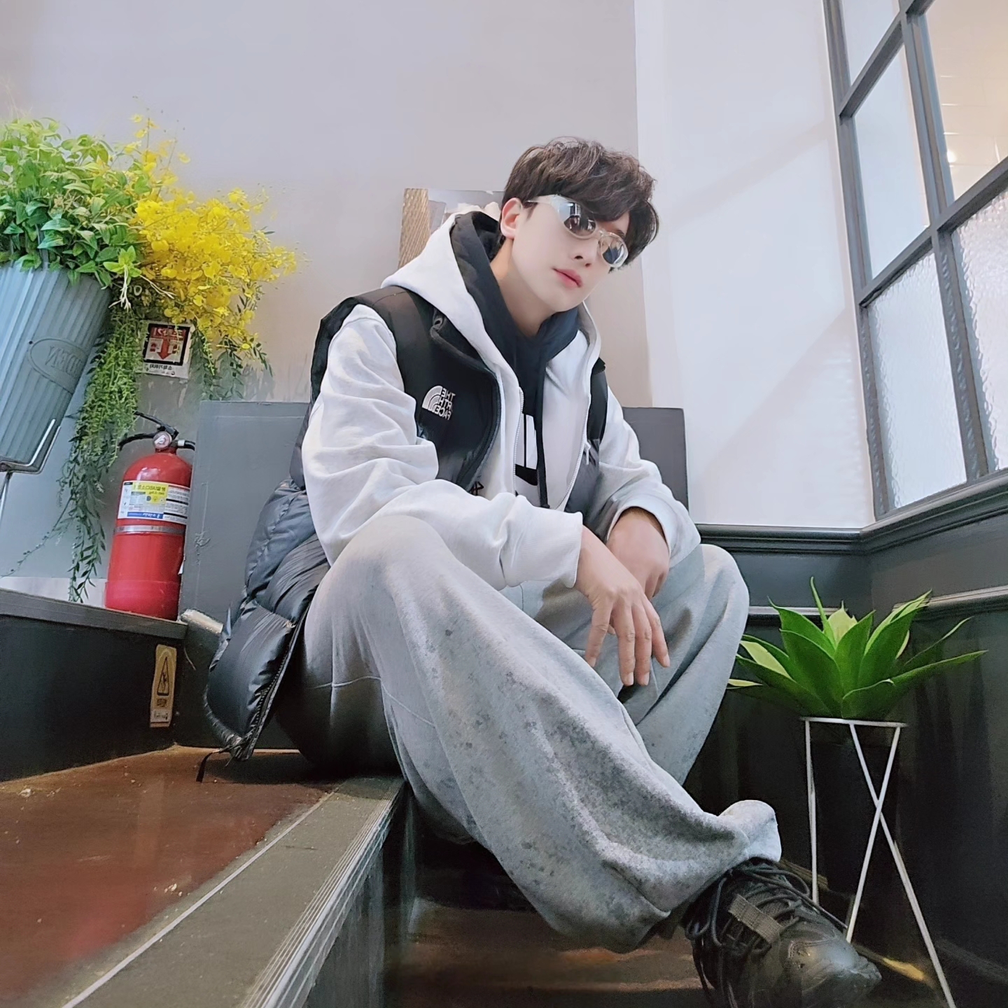 The North Face Novelty Nuptse Vest RDS Dark Gray - 25FW, Stussy Stock DSM Ginza Zip Hoodie Ash Heather 2023 착용 스타일 - 1
