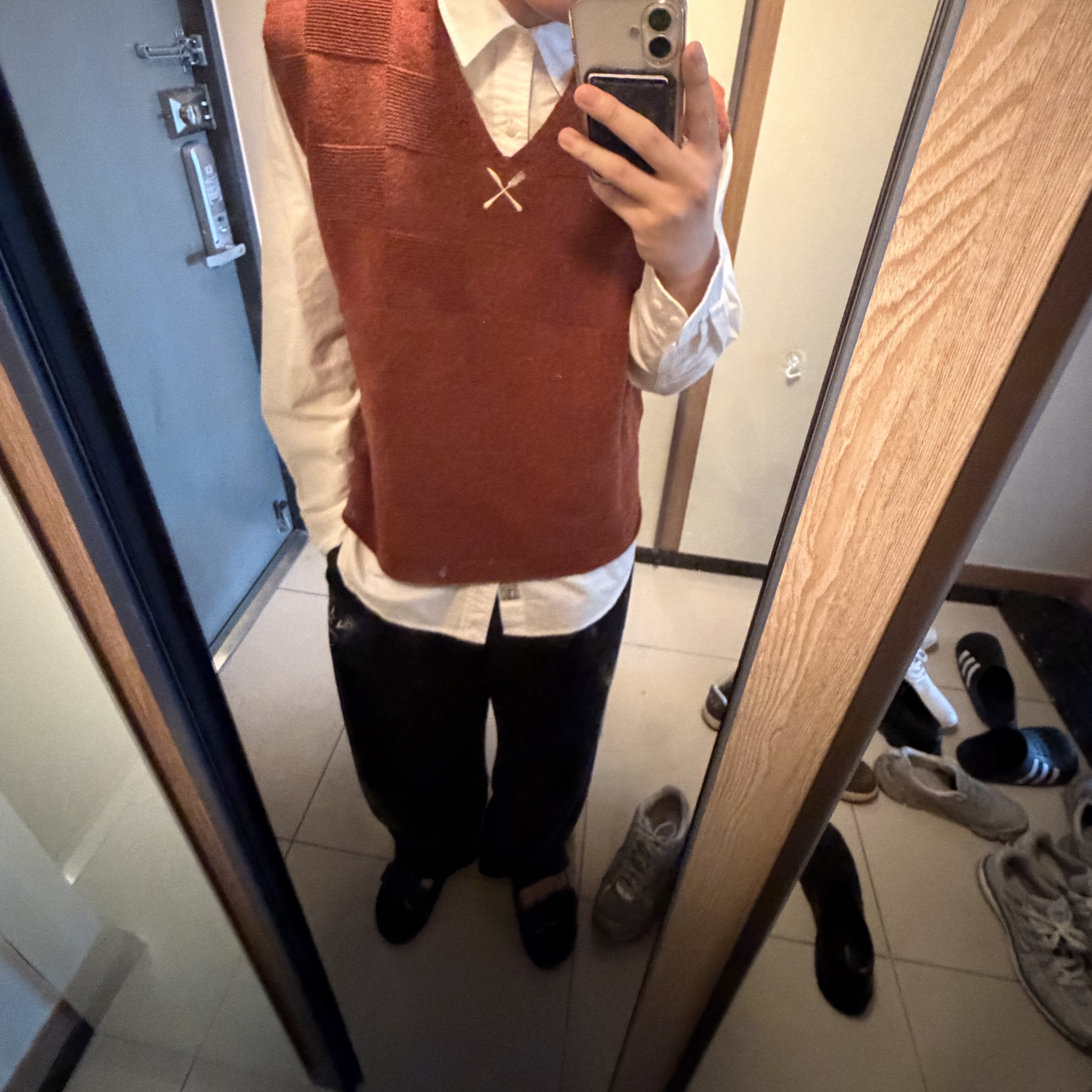 IAB Studio x Delicious in Dungeon Chilchuck Knit Vest Brown 착용 스타일 - 2