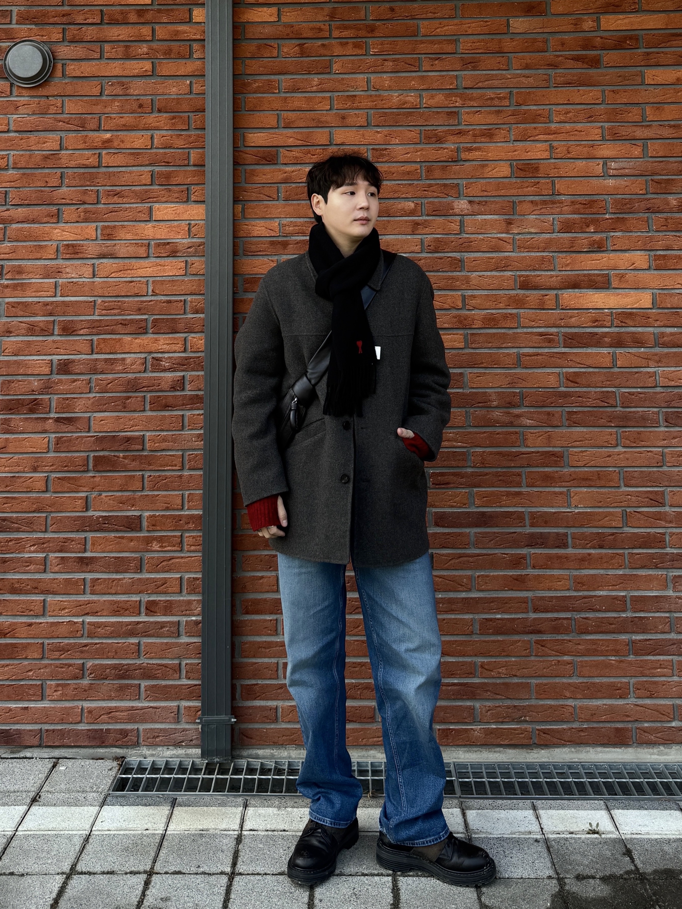 Lemaire Large Croissant Bag Soft Nappa Leather Dark Chocolate, AMI de Coeur Wool Classic Muffler Black 착용 스타일 - 3