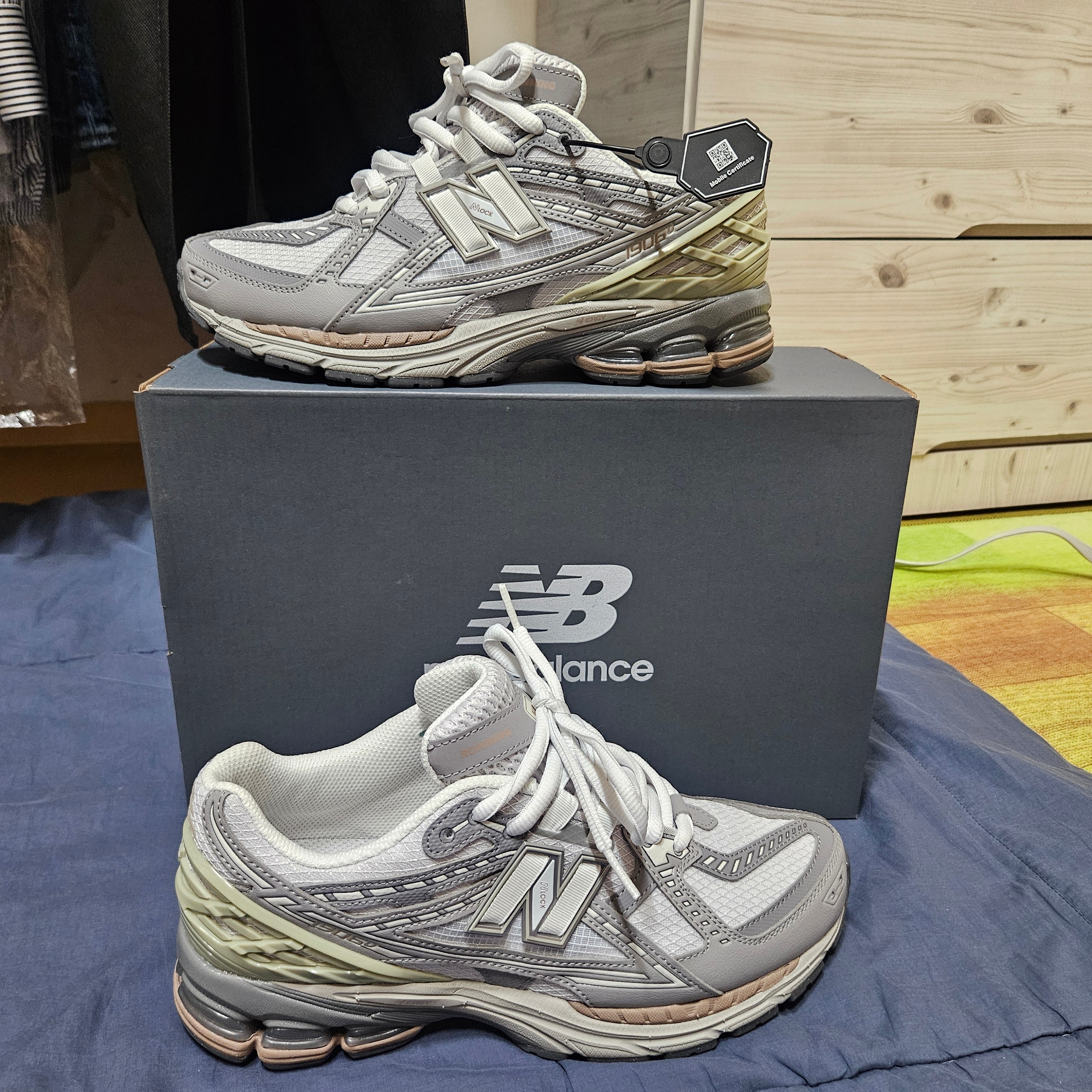 New Balance 1906R Team Away Grey Olivine 착용 스타일 - 1
