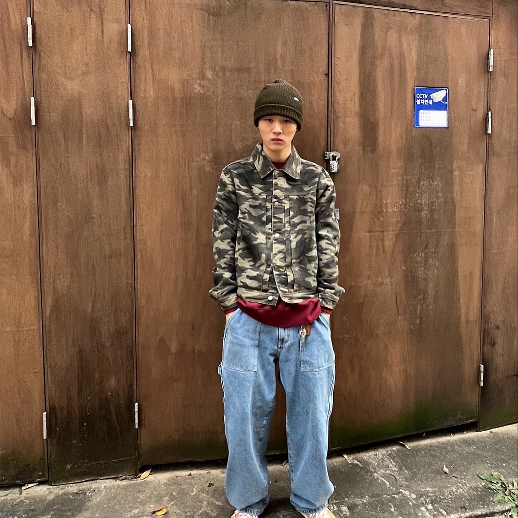 MAINBOOTH Destroyed Camo Trucker Jacket CAMO 착용 스타일 - 3