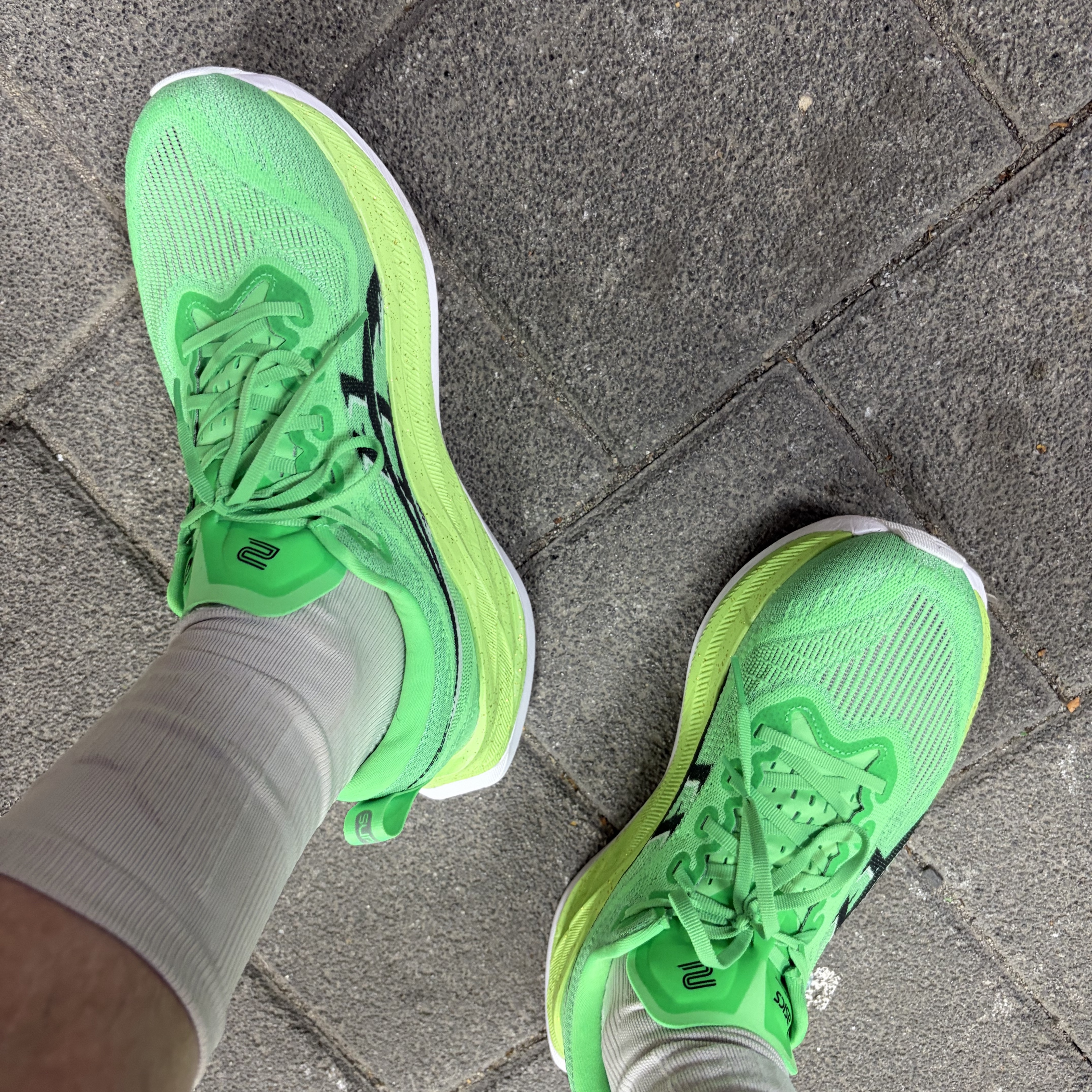 Asics Superblast 2 Ekiden Vital Green Black 착용 스타일
