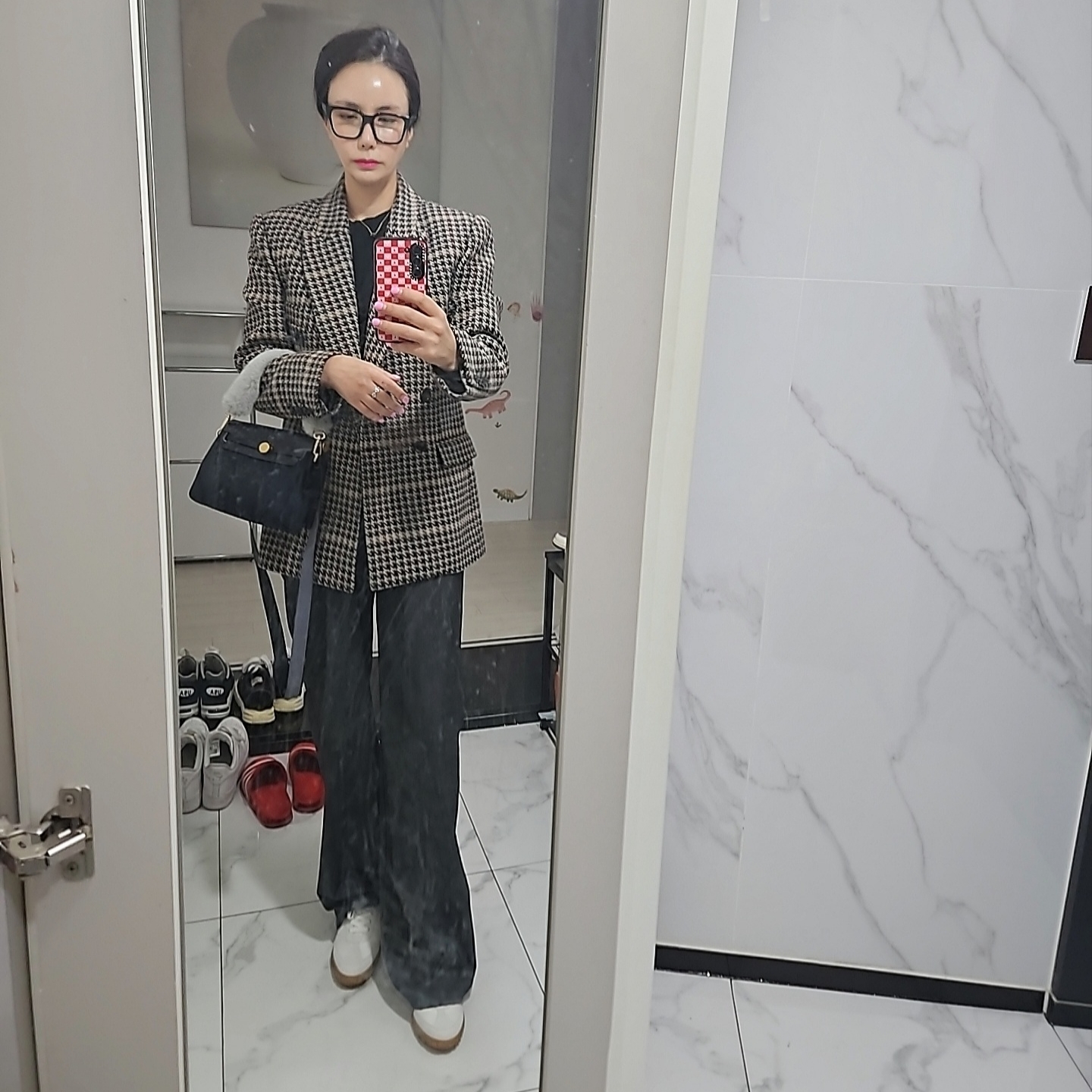 (W) Hermes Jet Sneakers Nappa Suede Goatskin & Blanc, Prada Sunglasses with Iconic Metal Plaque Crystal Lenses 착용 스타일 - 1
