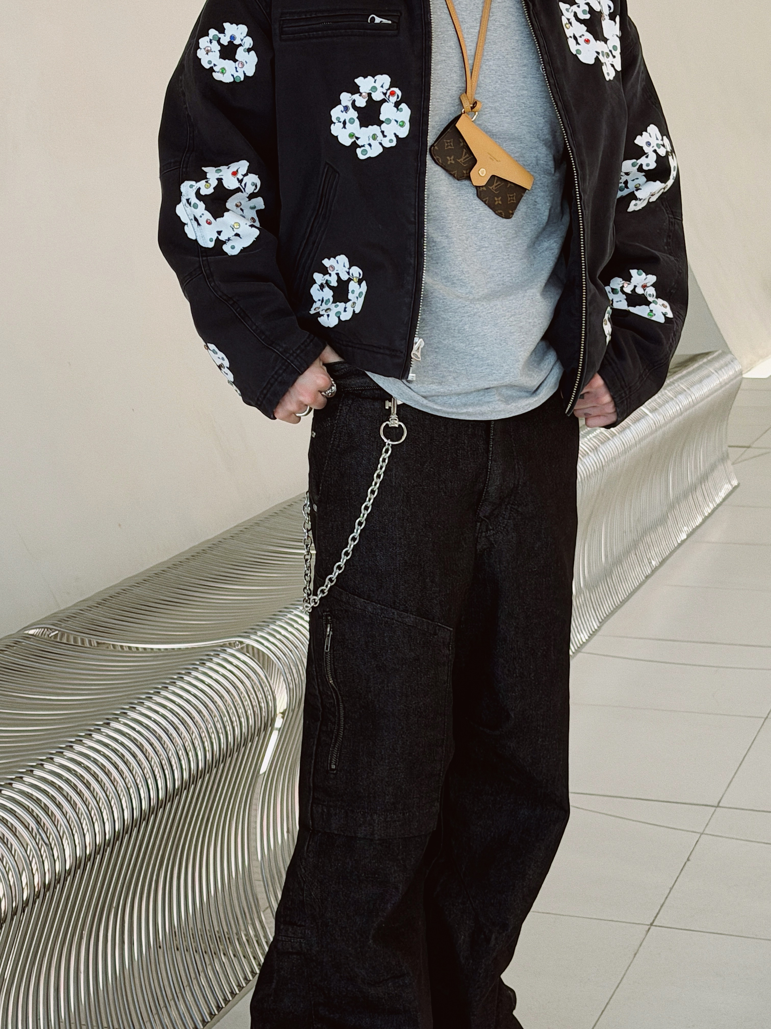 Louis Vuitton LV Fit Monogram Beanie Black, Sundayoffclub Montmartre Cross Moneyclip Chain Antique Silver 착용 스타일 - 3