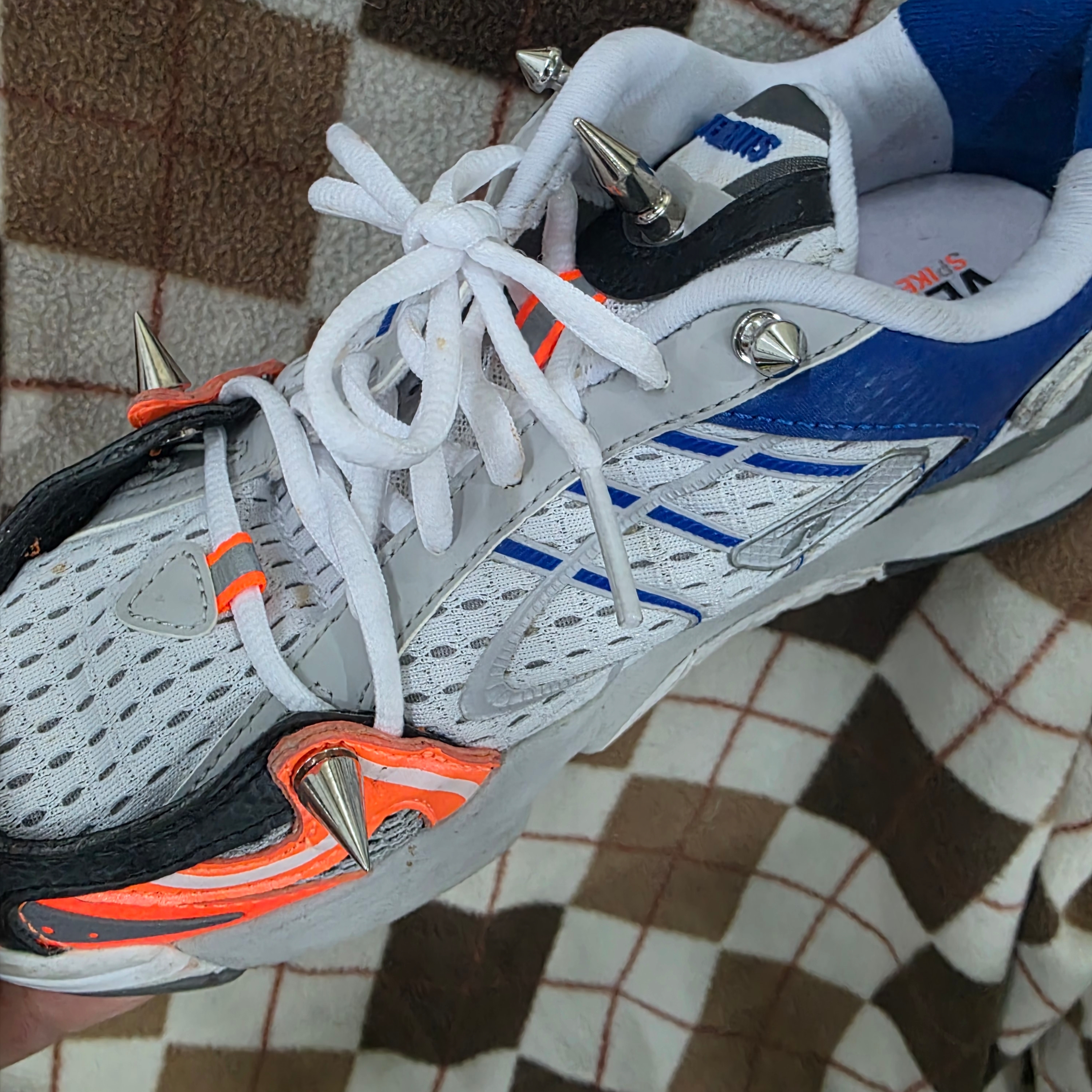 Reebok x Vetements Spike Runner 400 Royal Orange 착용 스타일