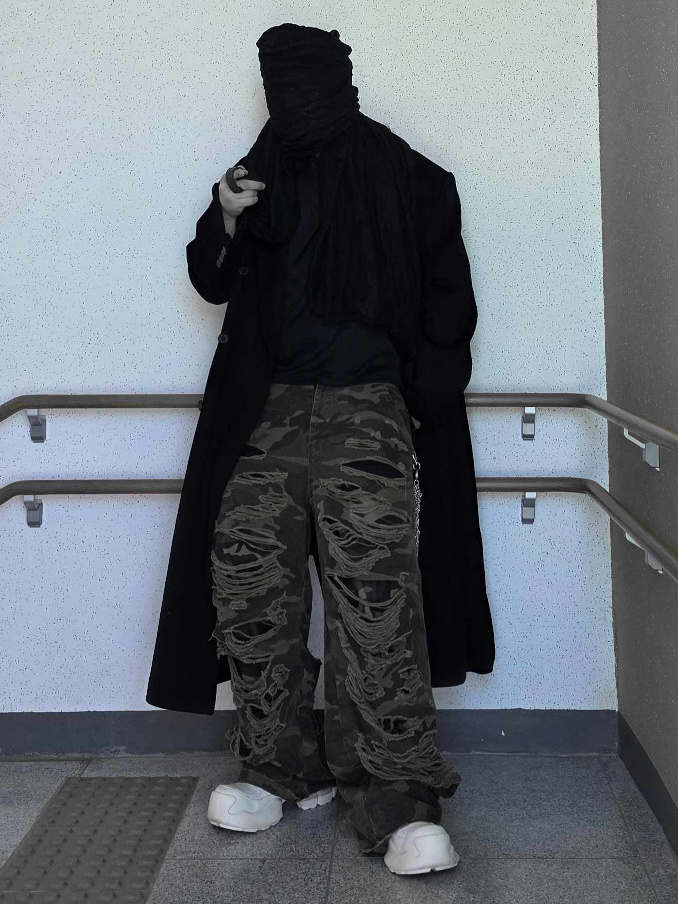 Remagine The Core White, emostanceclub Double Layered Distressed Camo Pants Woodland Camo 착용 스타일 - 2