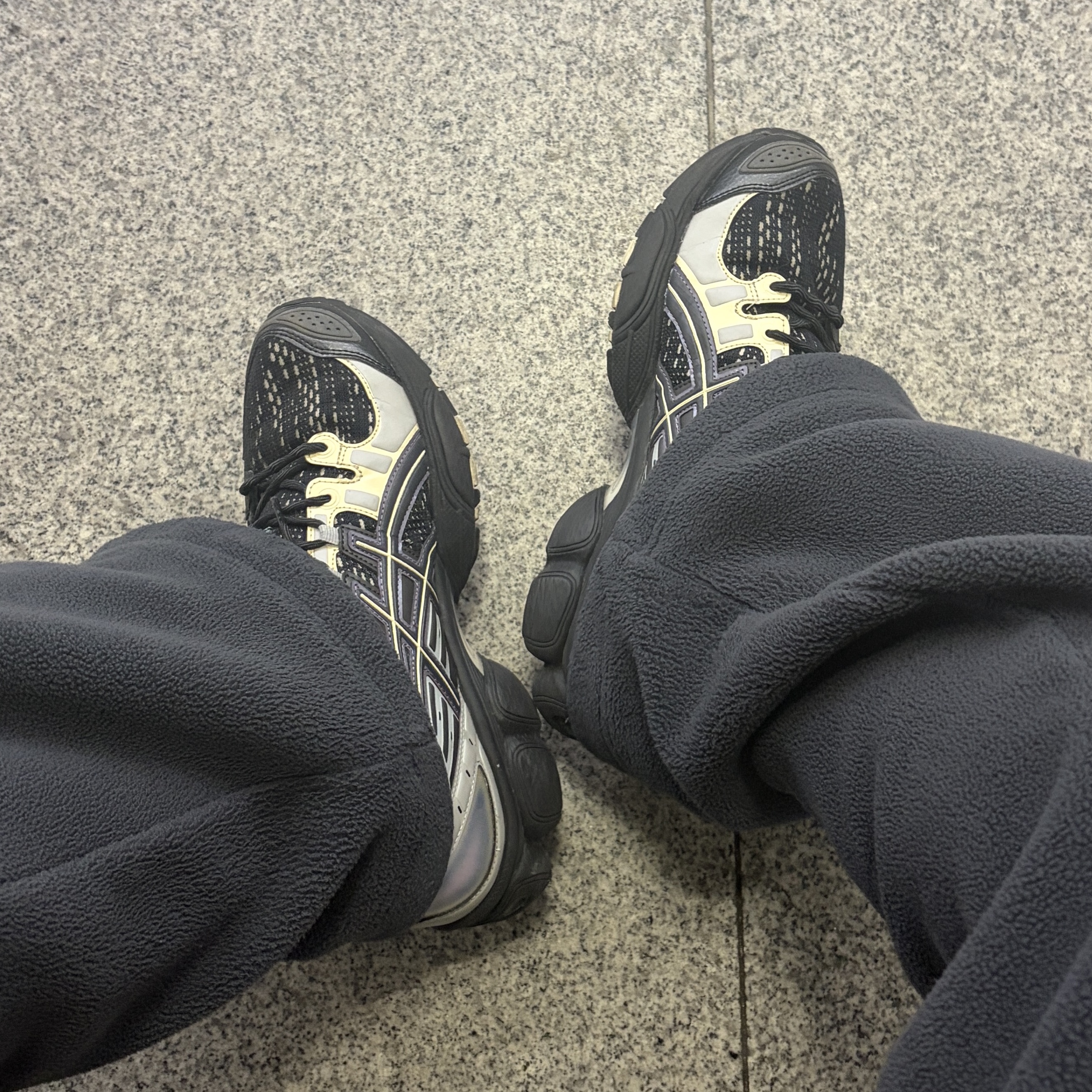 Asics UB5-S Gel-Nimbus 9 Black Gunmetal 착용 스타일