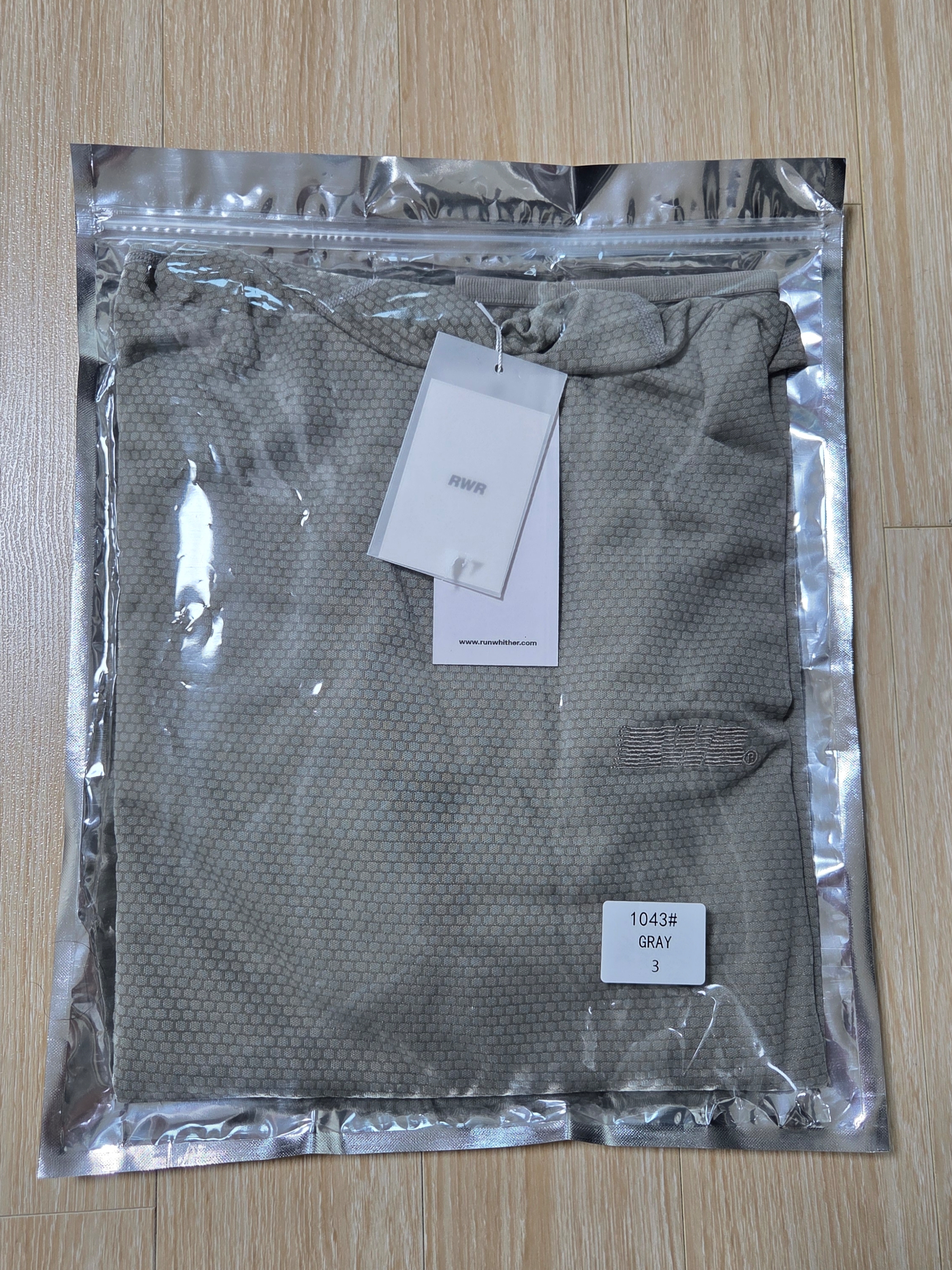 [KREAM 단독] runwhither Light Hoodie Sleeve Light Khaki 착용 스타일 - 1